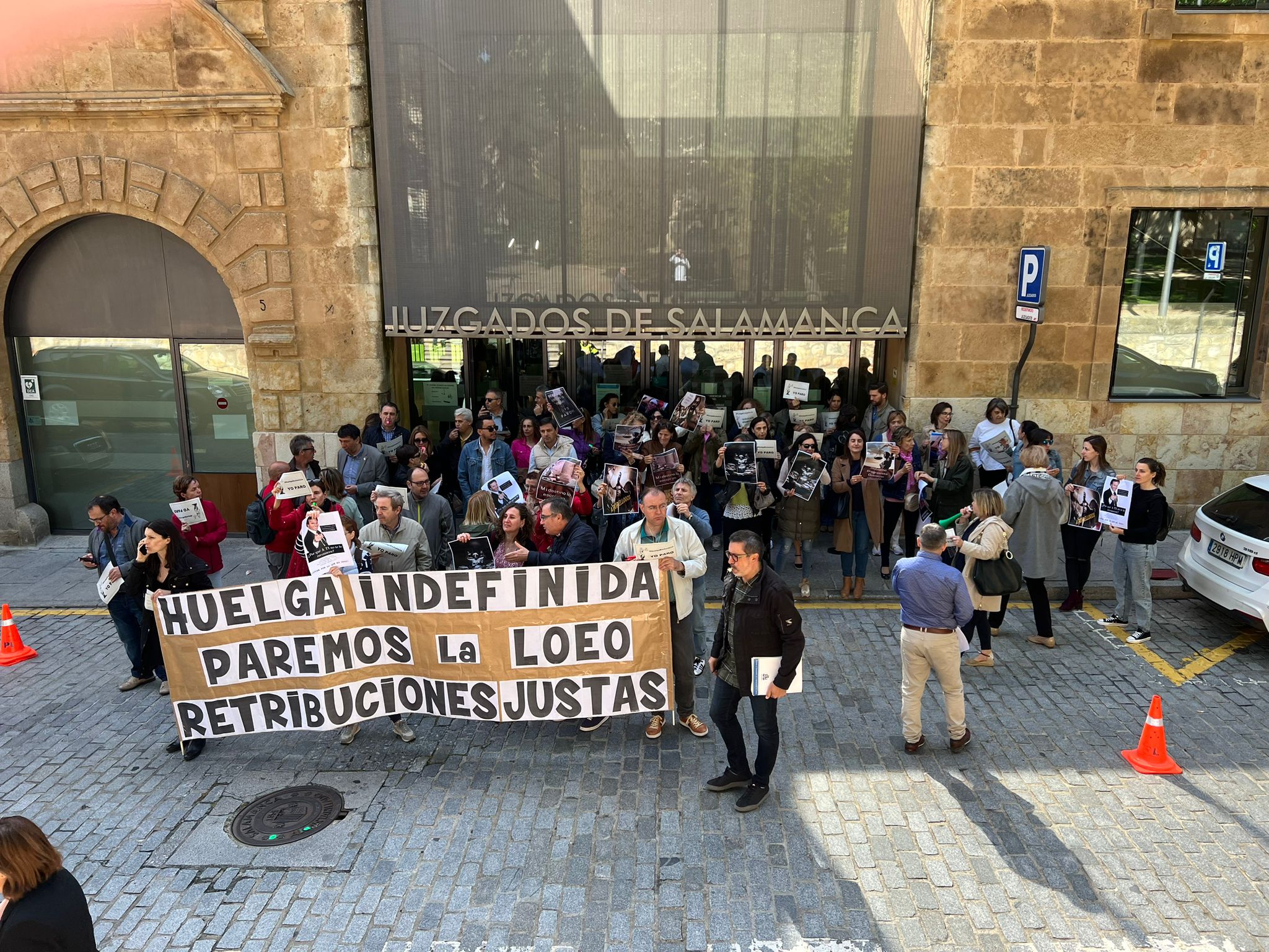 Concentración de los funcionarios de la Administración de Justicia de Salamanca en la plaza de Colón