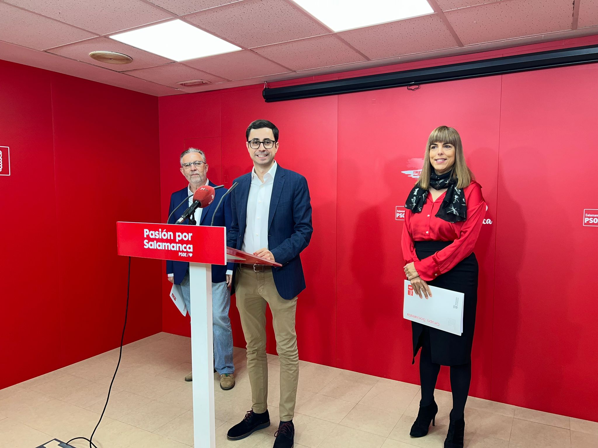 El candidato socialista a la alcaldía de Salamanca, José Luis Mateos, junto a Fidel Francés y María Sánchez. 