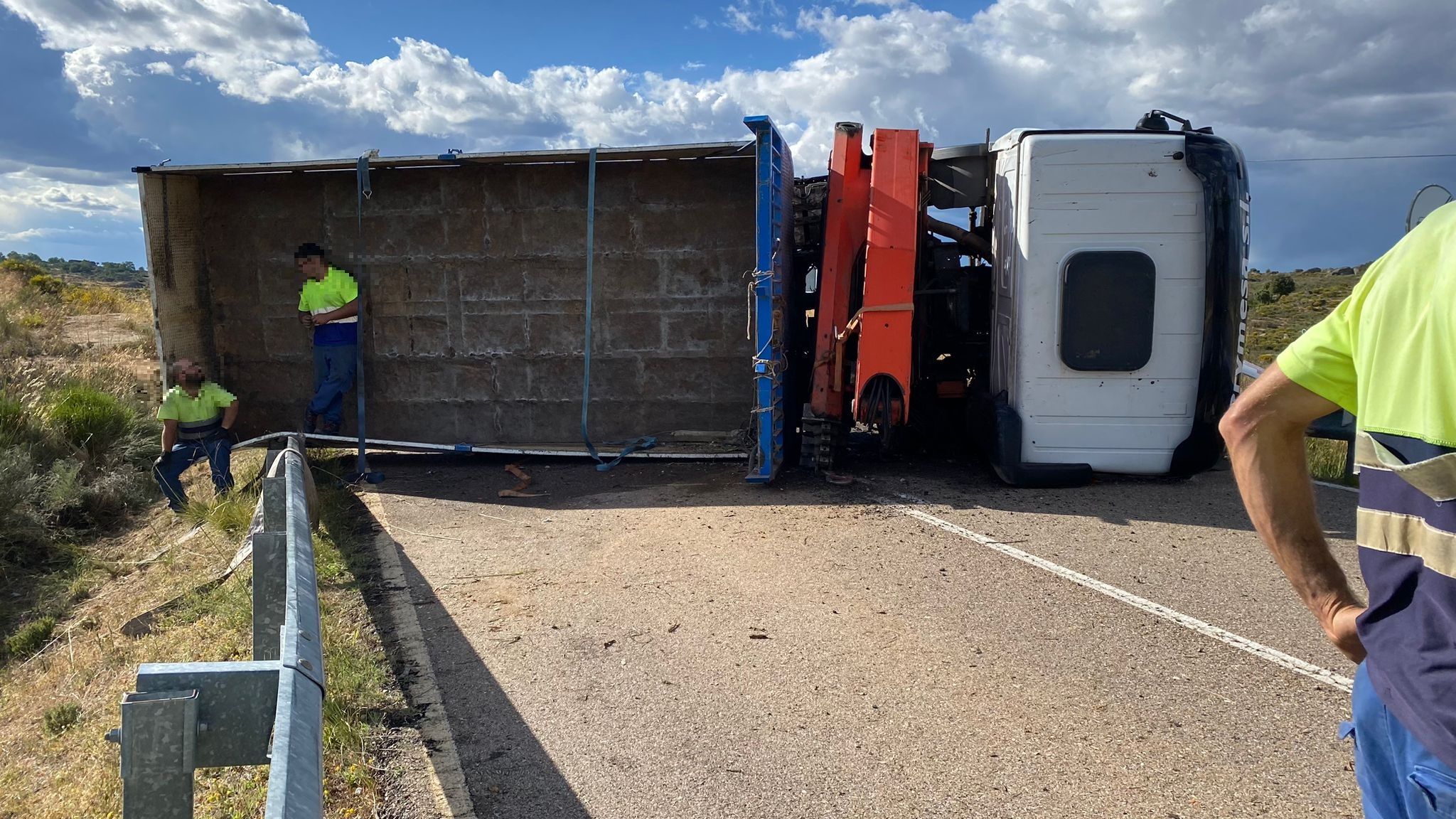 Camión volcado en la carretera entre Villarino y Trabanca