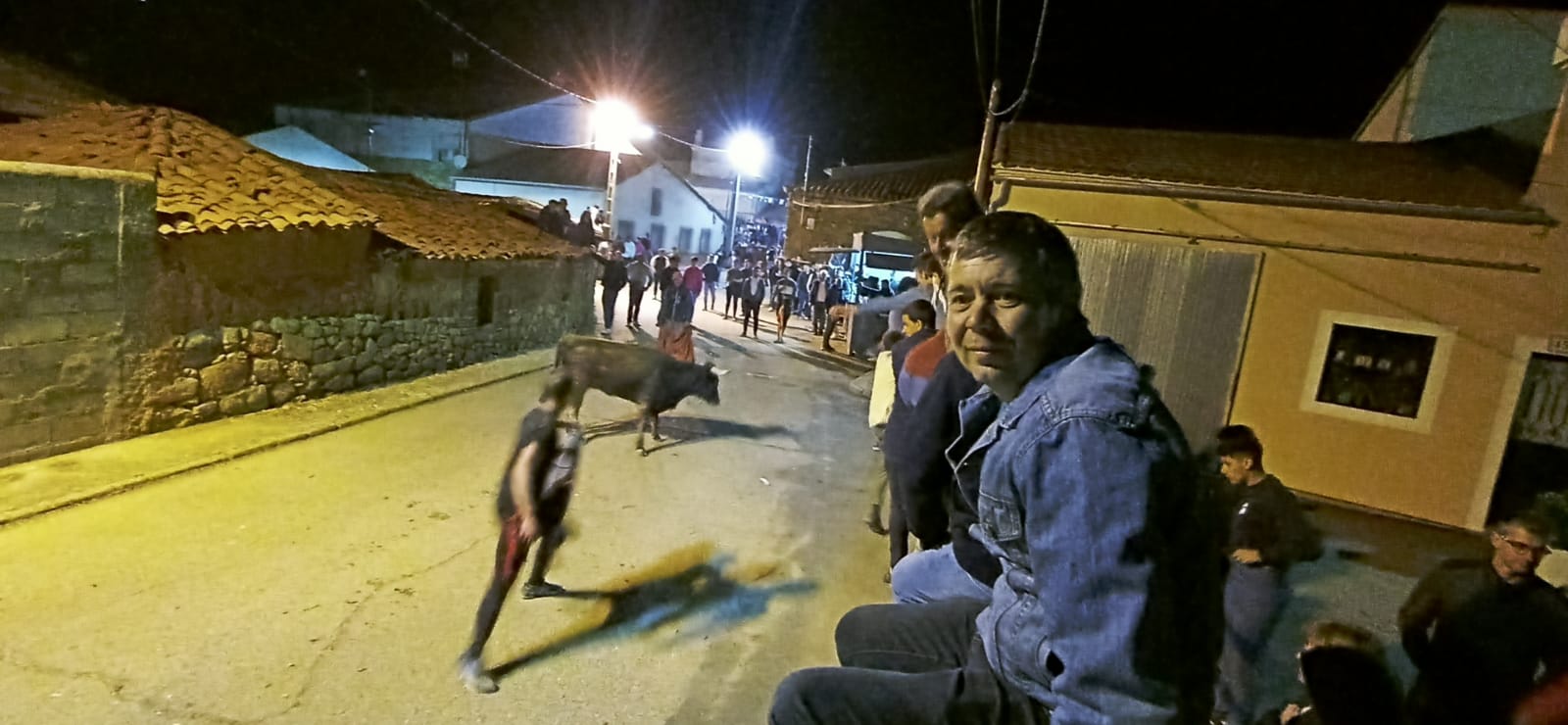 Suelta nocturna de vaquillas durante las fiestas patronales de Cabrillas (12)