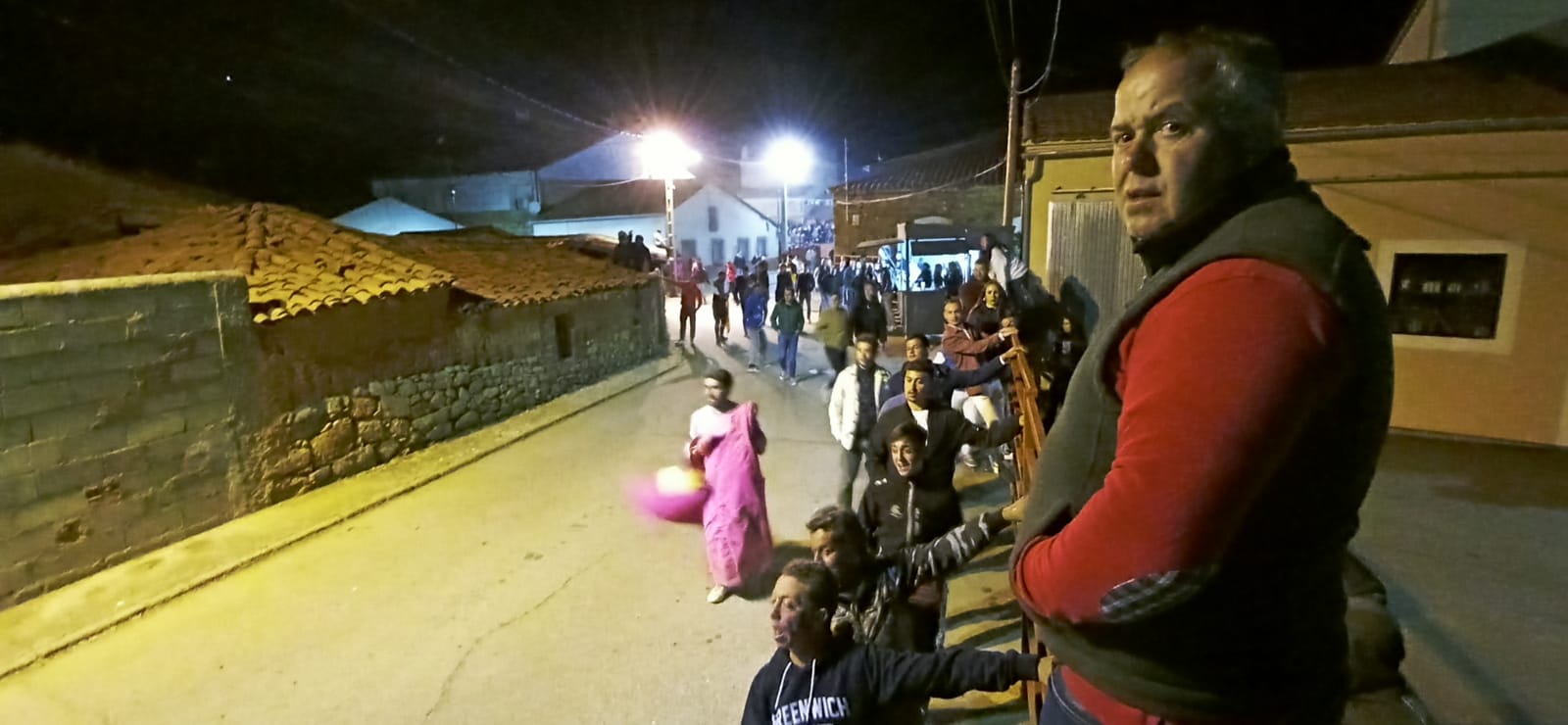 Suelta nocturna de vaquillas durante las fiestas patronales de Cabrillas (9)