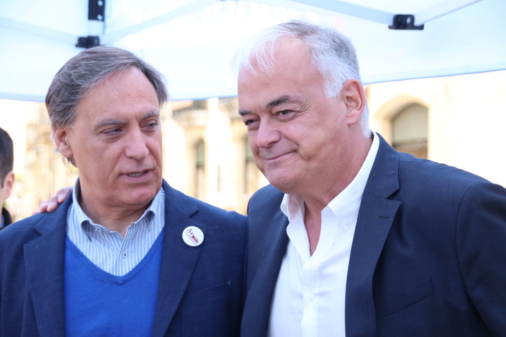 Esteban González Pons, visita el punto de información que el Partido Popular instala en la plaza del Liceo