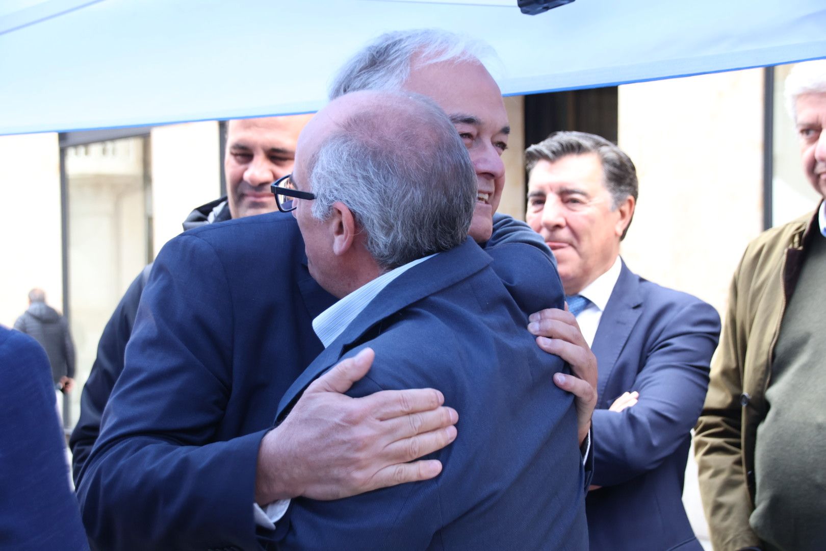 Esteban González Pons, visita el punto de información que el Partido Popular instala en la plaza del Liceo