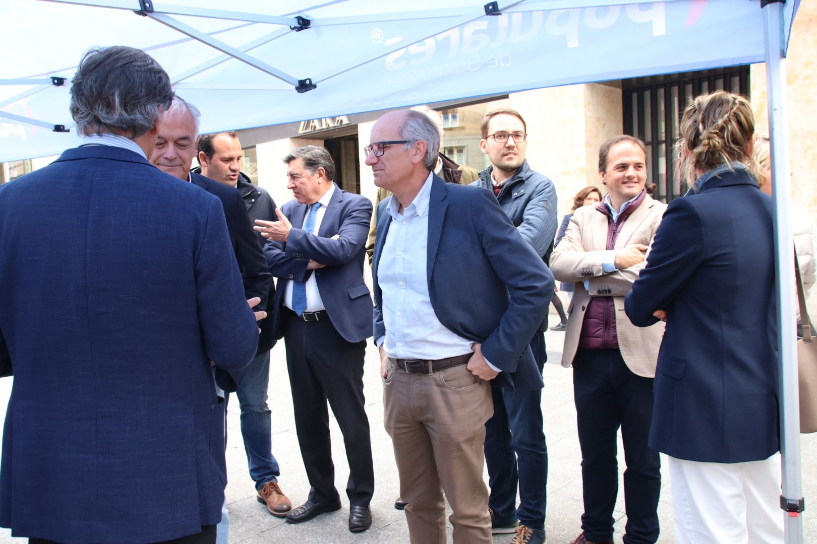 Esteban González Pons, visita el punto de información que el Partido Popular instala en la plaza del Liceo3686