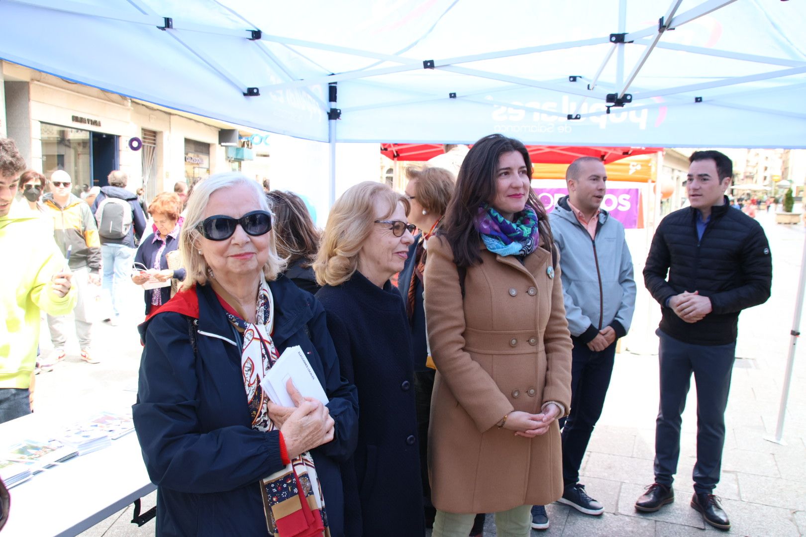 Esteban González Pons, visita el punto de información que el Partido Popular instala en la plaza del Liceo