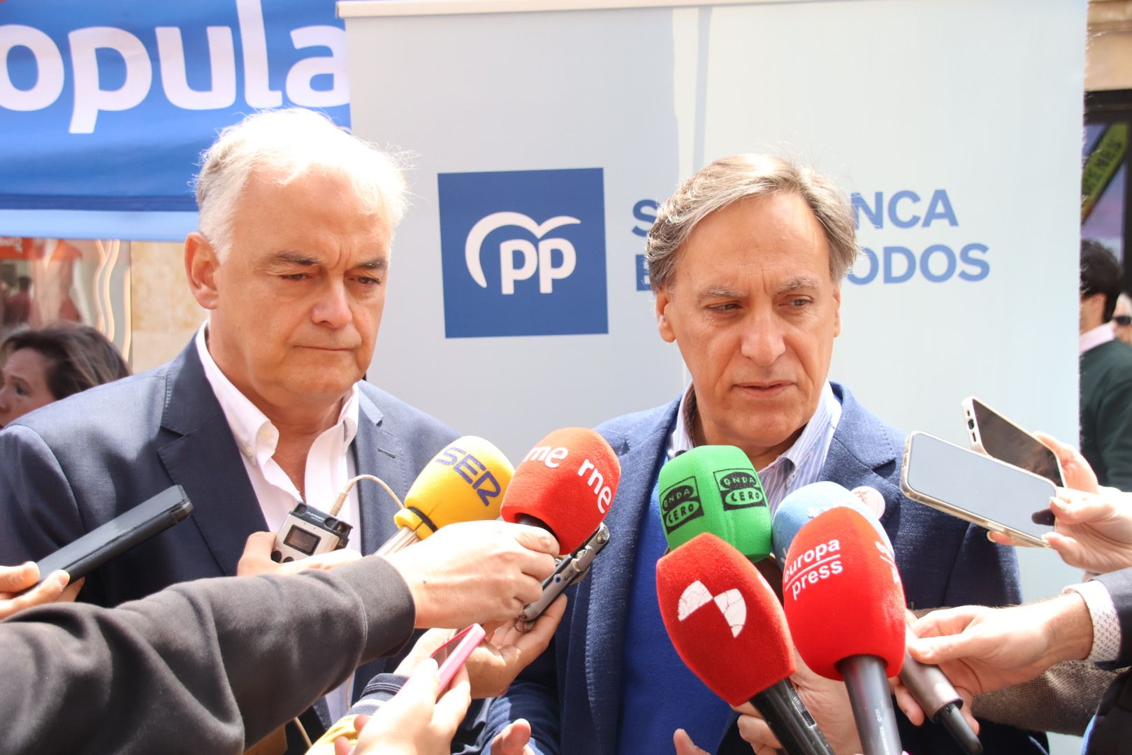 Esteban González Pons, visita el punto de información que el Partido Popular instala en la plaza del Liceo