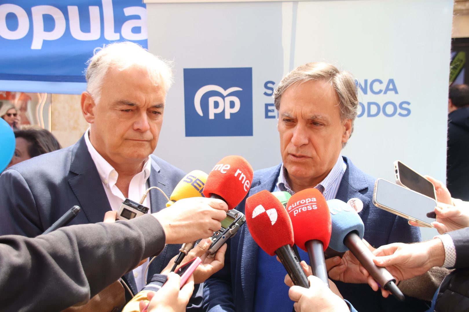 Esteban González Pons, visita el punto de información que el Partido Popular instala en la plaza del Liceo