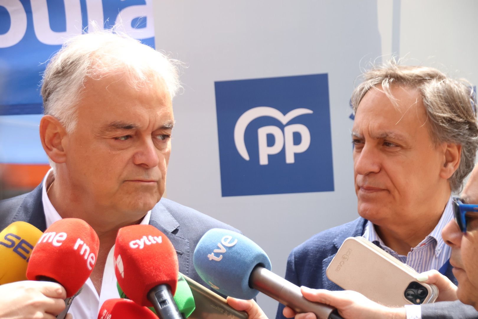 Esteban González Pons, visita el punto de información que el Partido Popular instala en la plaza del Liceo