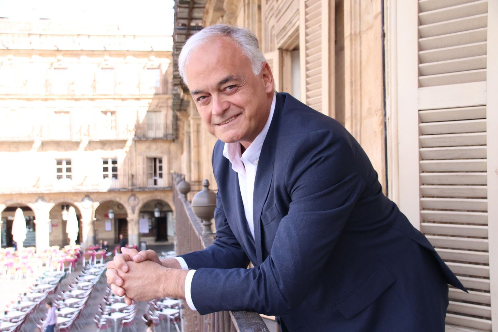 Esteban González Pons en uno de los balcones de la Plaza Mayor de Salamanca | Foto: Andrea M.