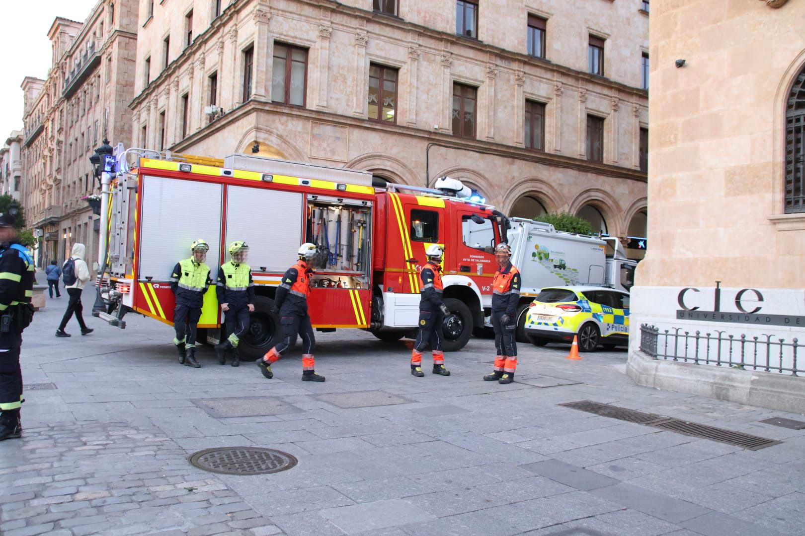 Bomberos y Policía Local en la plaza de los Bandos