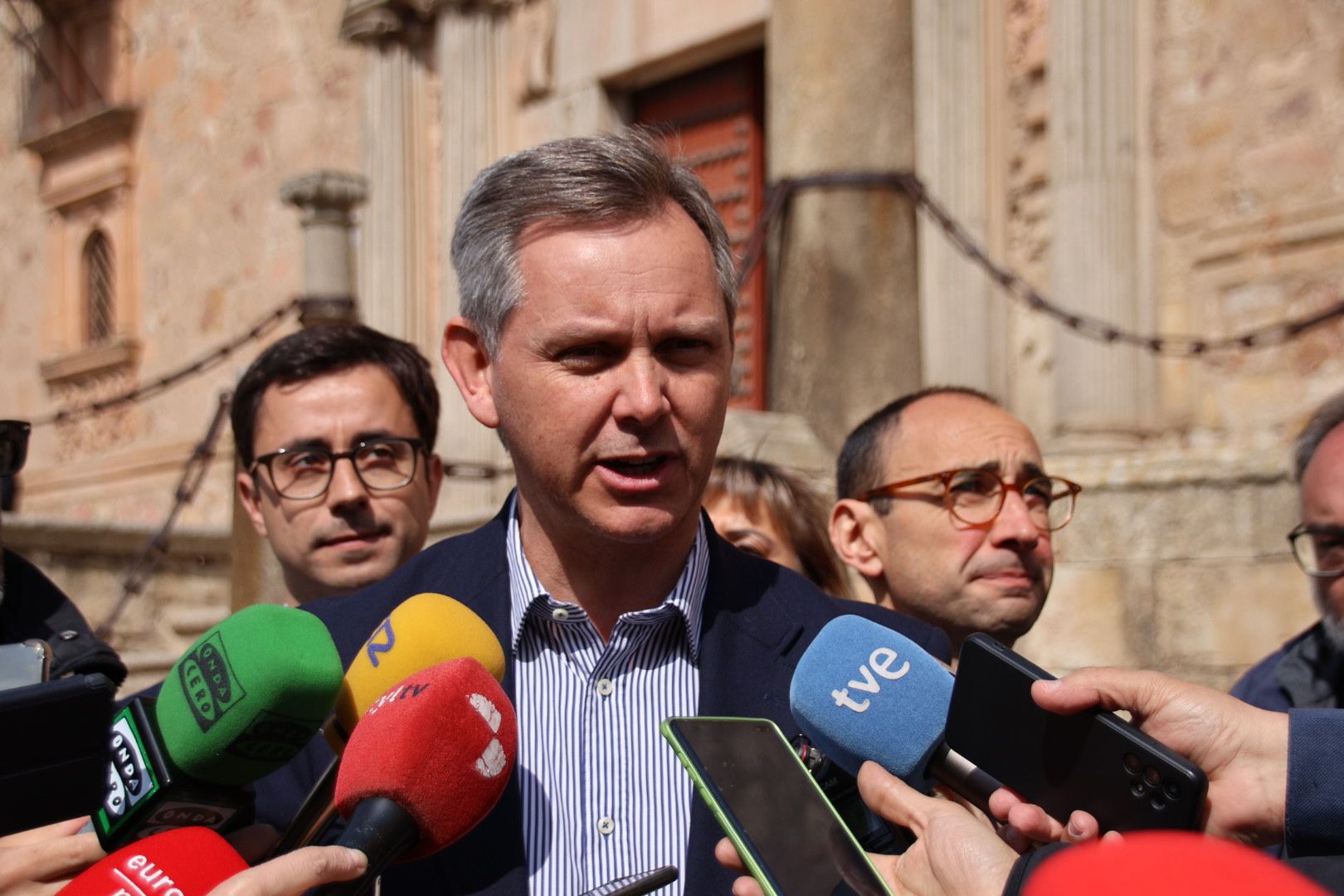 José Manuel Miñones, mantiene un encuentro con el candidato socialista a la Alcaldía de la ciudad de Salamanca y representantes del PSOE salmantino