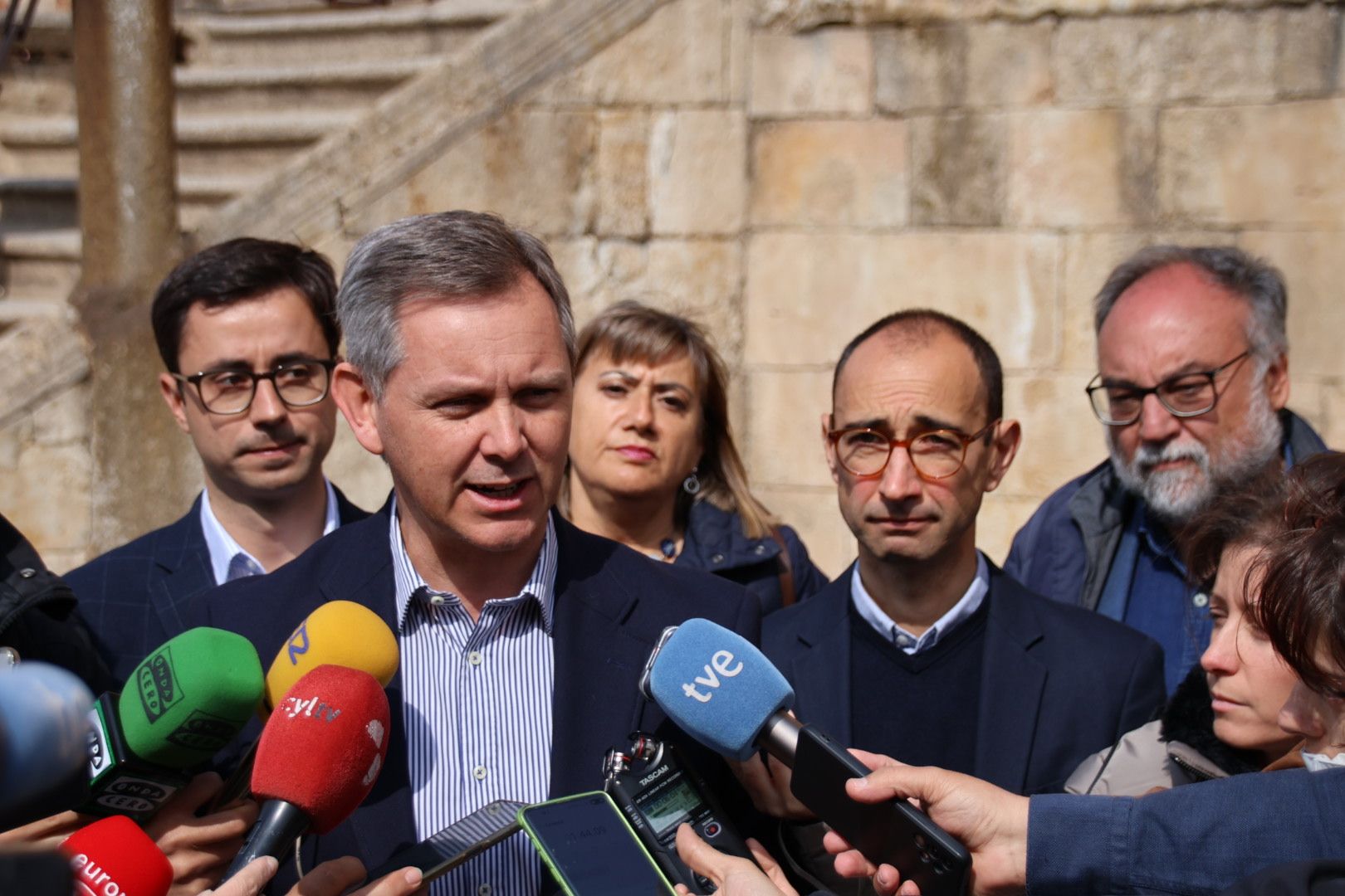 José Manuel Miñones, mantiene un encuentro con el candidato socialista a la Alcaldía de la ciudad de Salamanca y representantes del PSOE salmantino4934