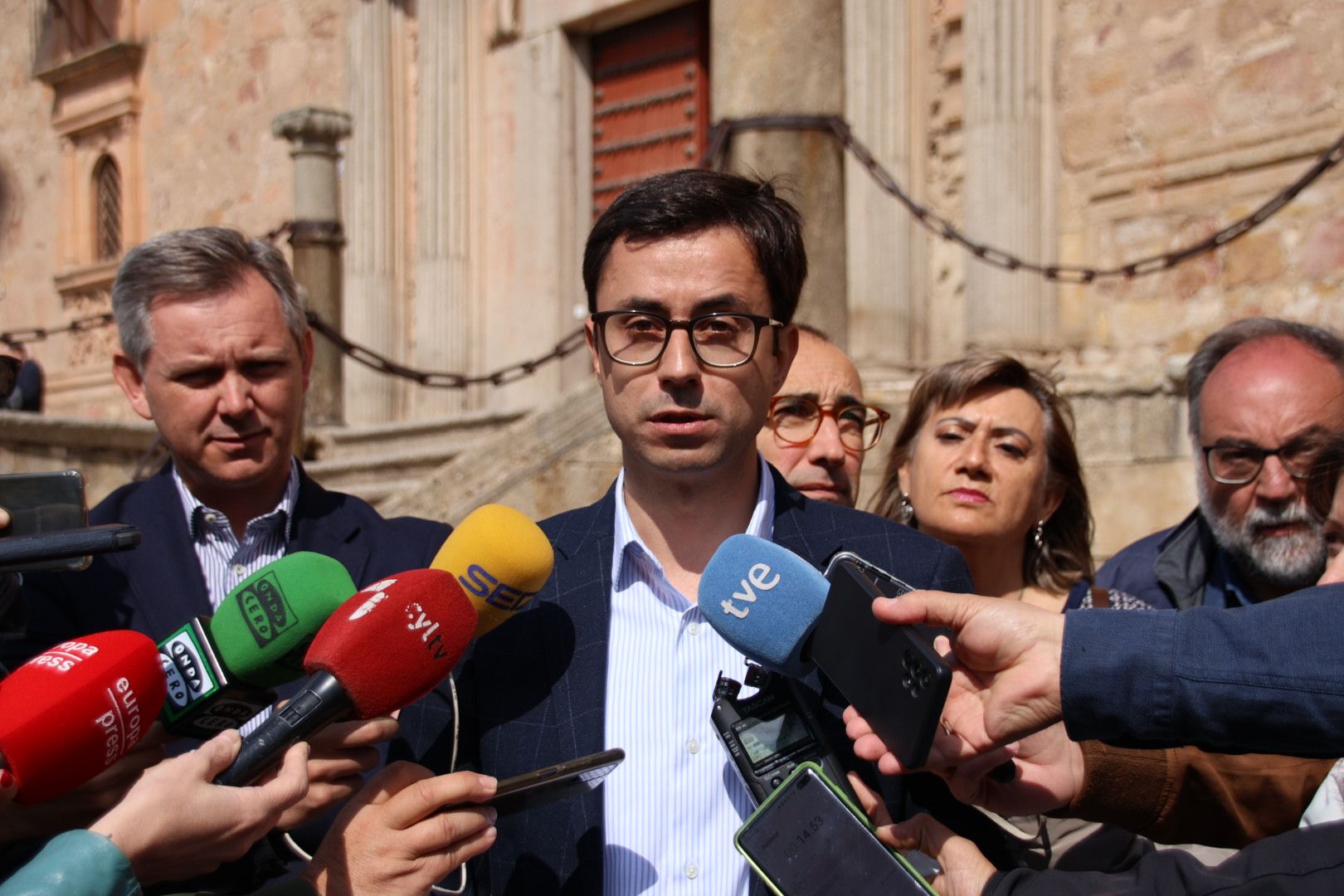 José Manuel Miñones, mantiene un encuentro con el candidato socialista a la Alcaldía de la ciudad de Salamanca y representantes del PSOE salmantino4923