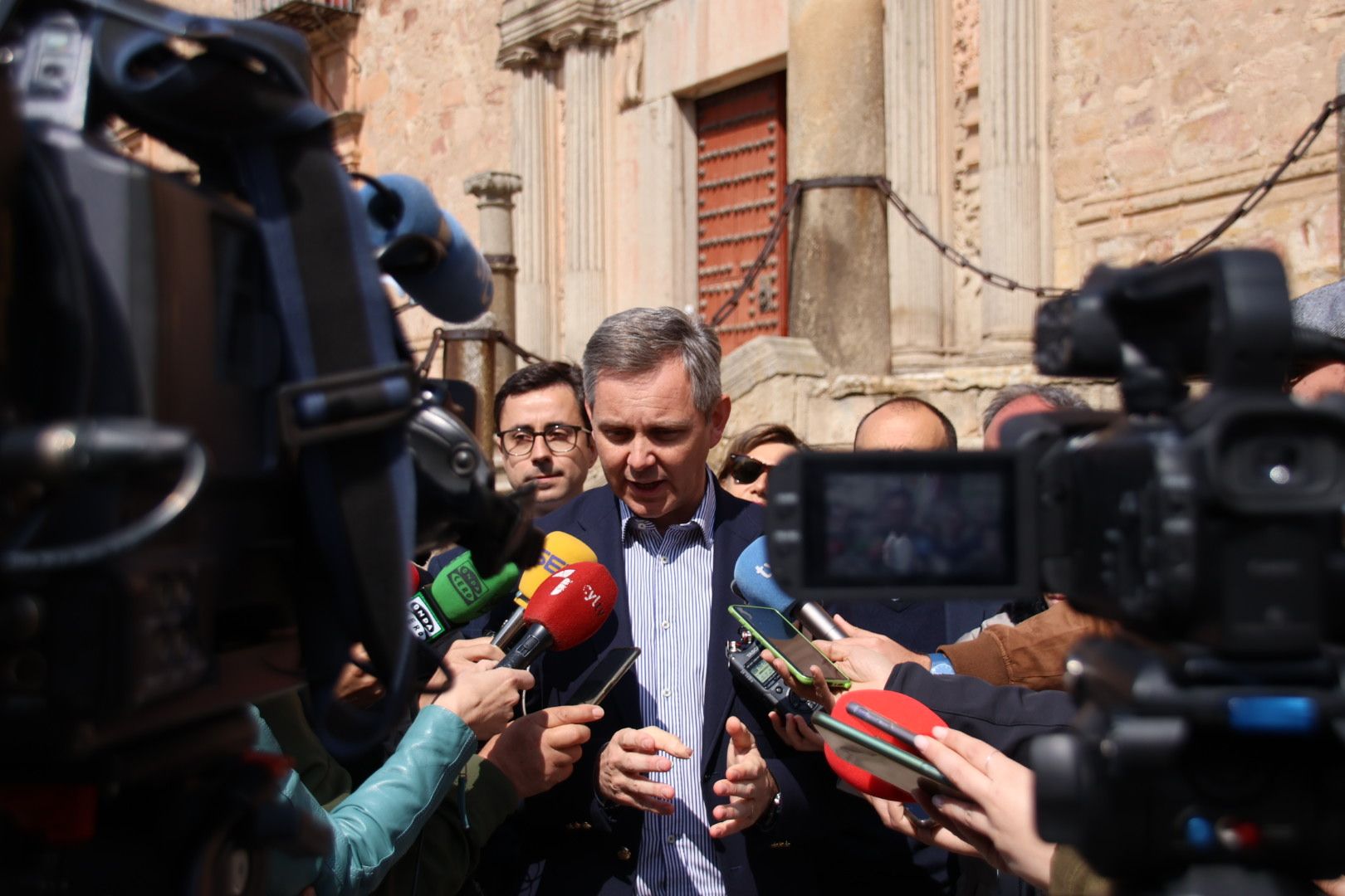 José Manuel Miñones, mantiene un encuentro con el candidato socialista a la Alcaldía de la ciudad de Salamanca y representantes del PSOE salmantino