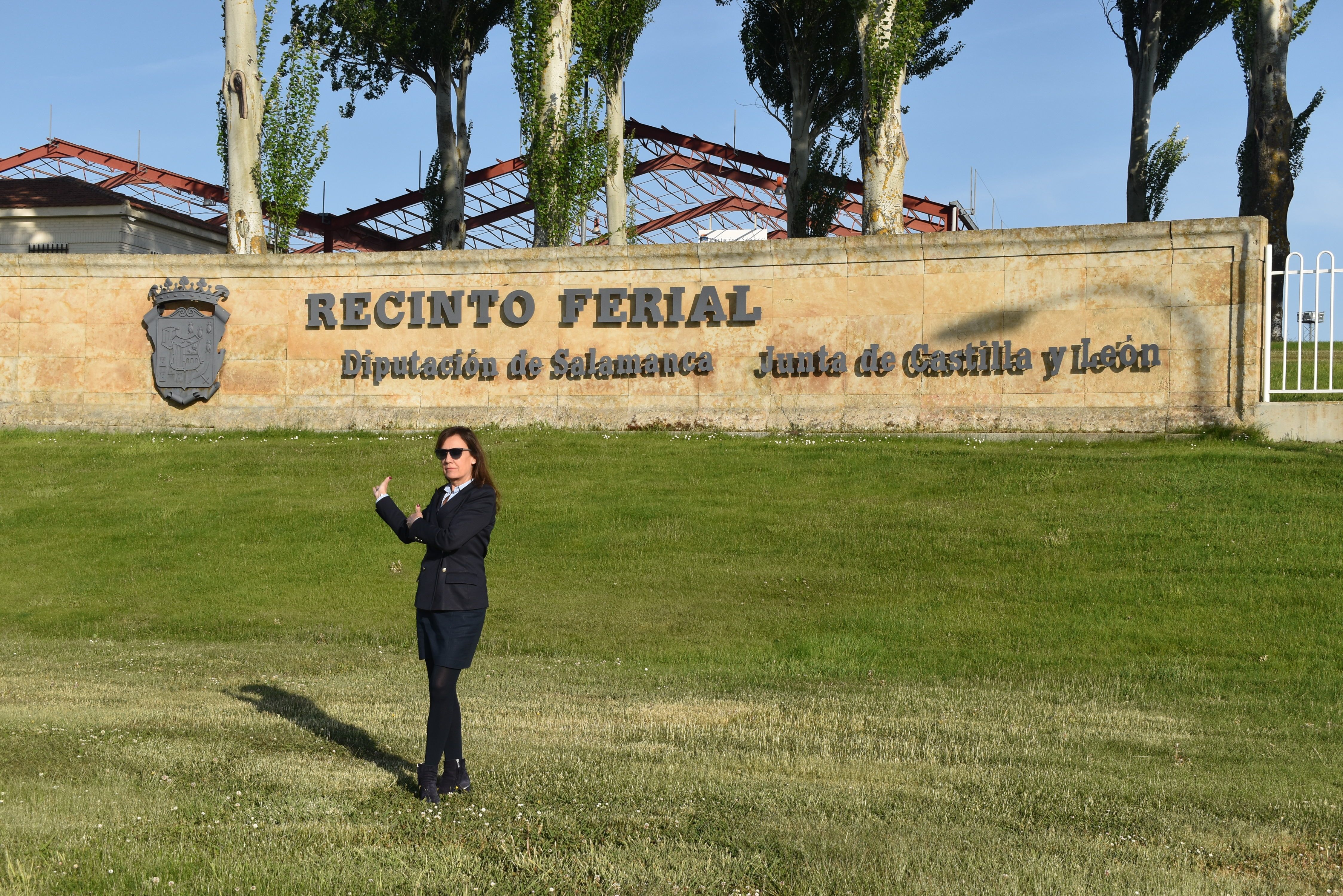 La candidata de UPL a la alcaldía de Salamanca, Ángela Gómez, junto al Recinto Ferial Provincial