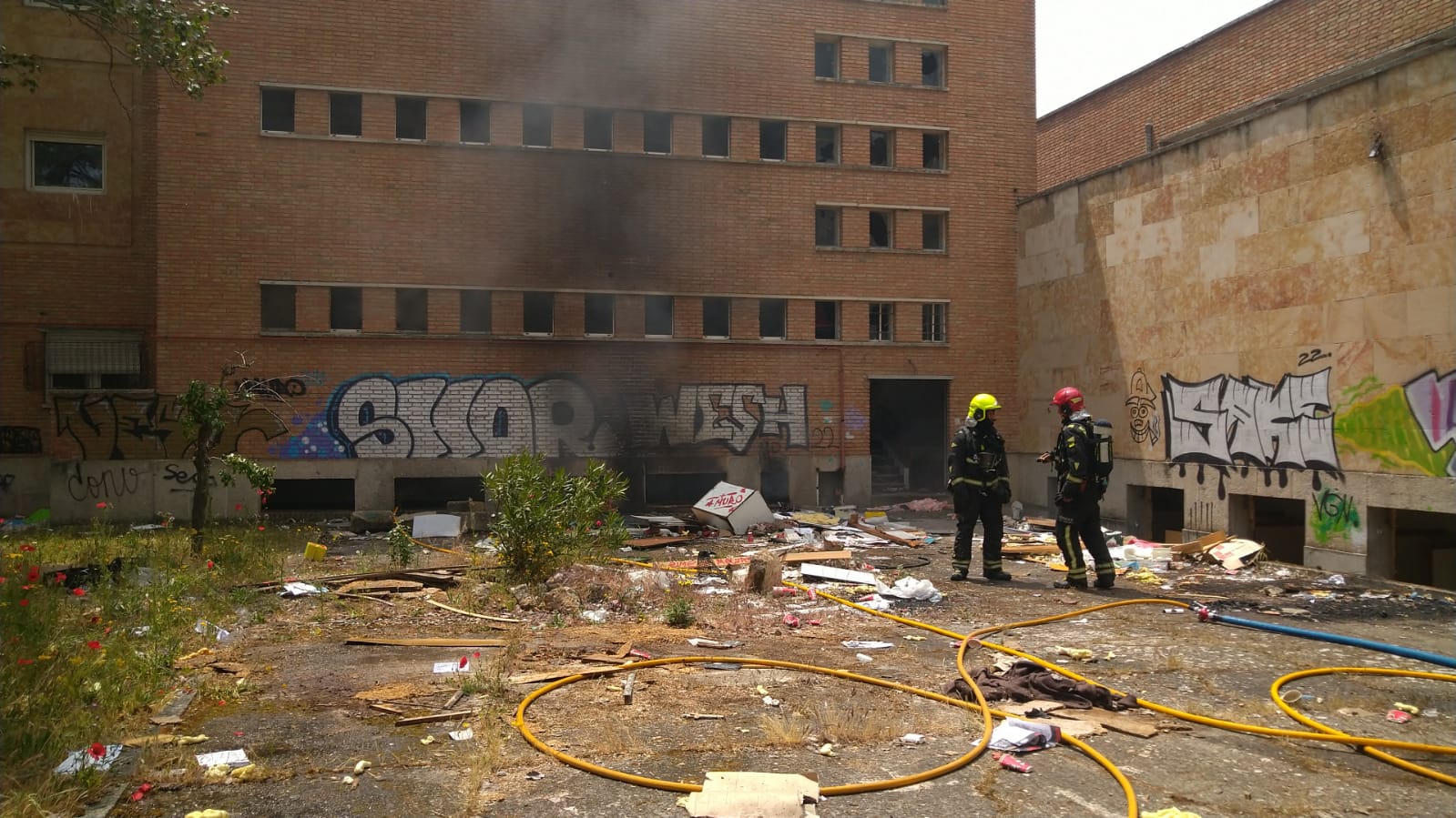 Bomberos en la avenida de la Merced