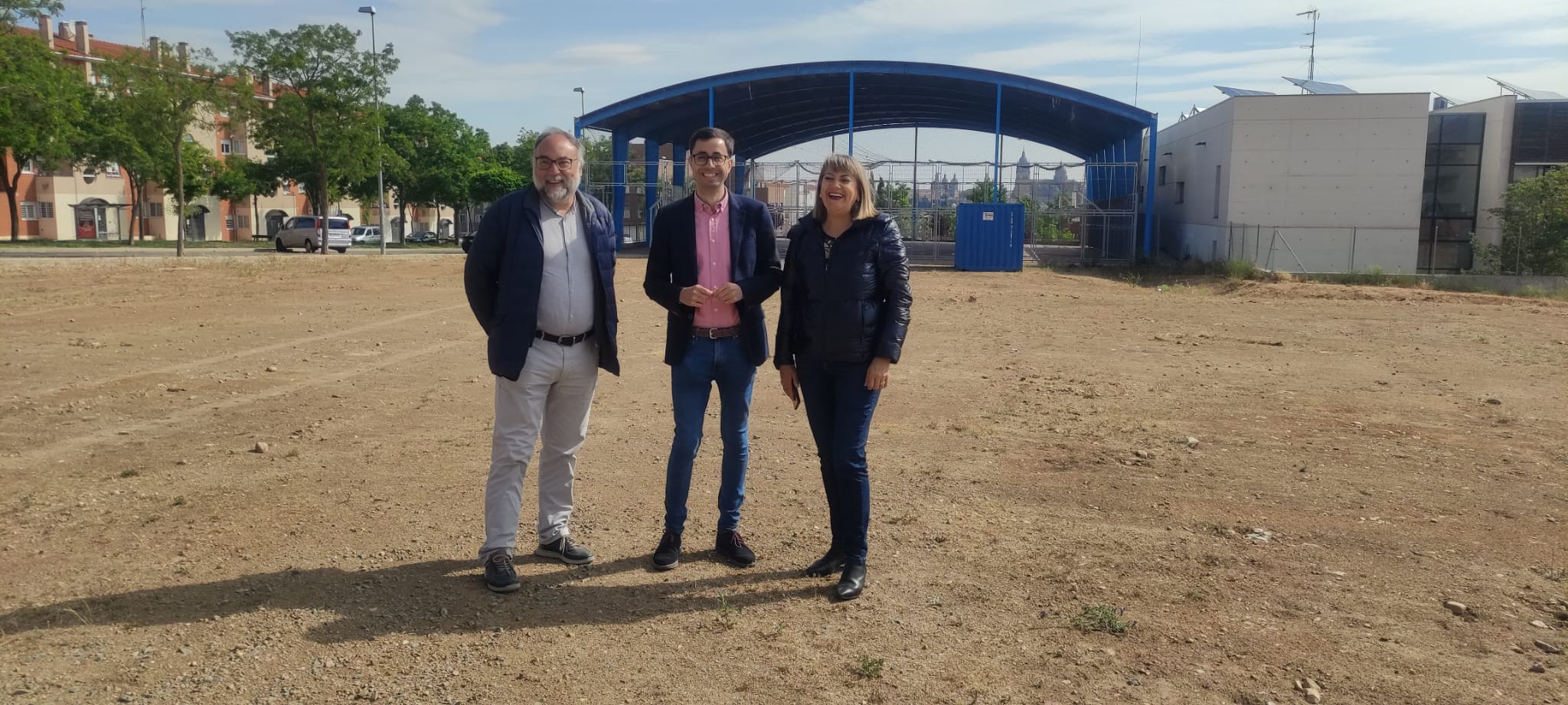 José Luis Mateos, Juan José García Meilán y María García en el solar donde iría la residencia para mayores en Vistahermosa