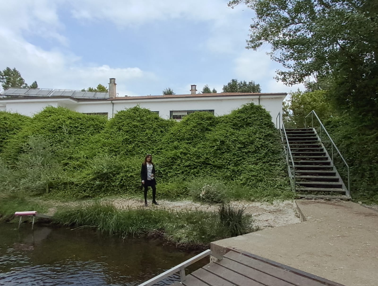 La candidata de UPL a la alcaldía, Ángela Gómez, junto a un acceso al Tormes en el entorno de la Aldehuela