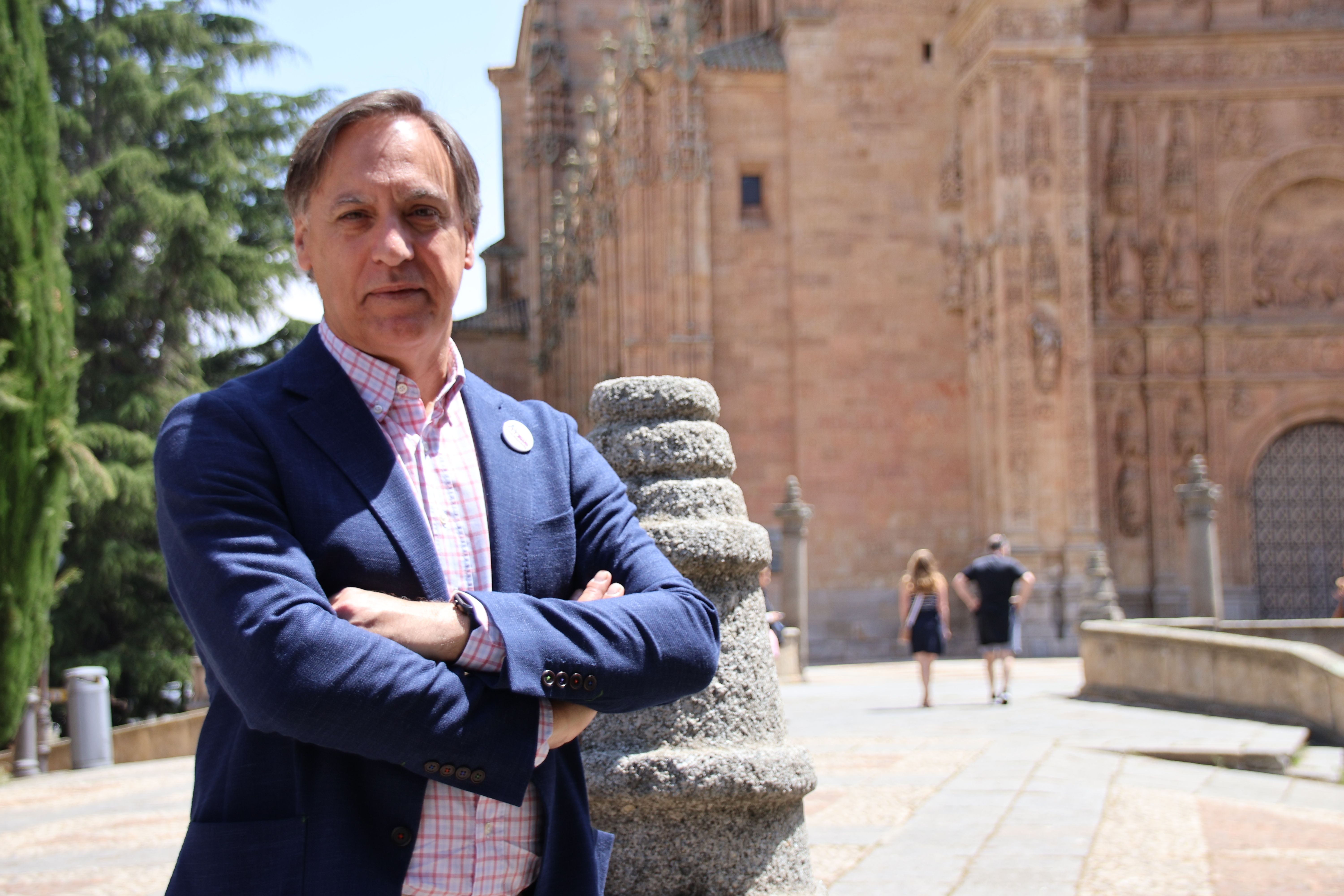 Carlos García Carbayo posa para Salamanca24horas.com en la plaza Concilio de Trento | Foto: Andrea M.