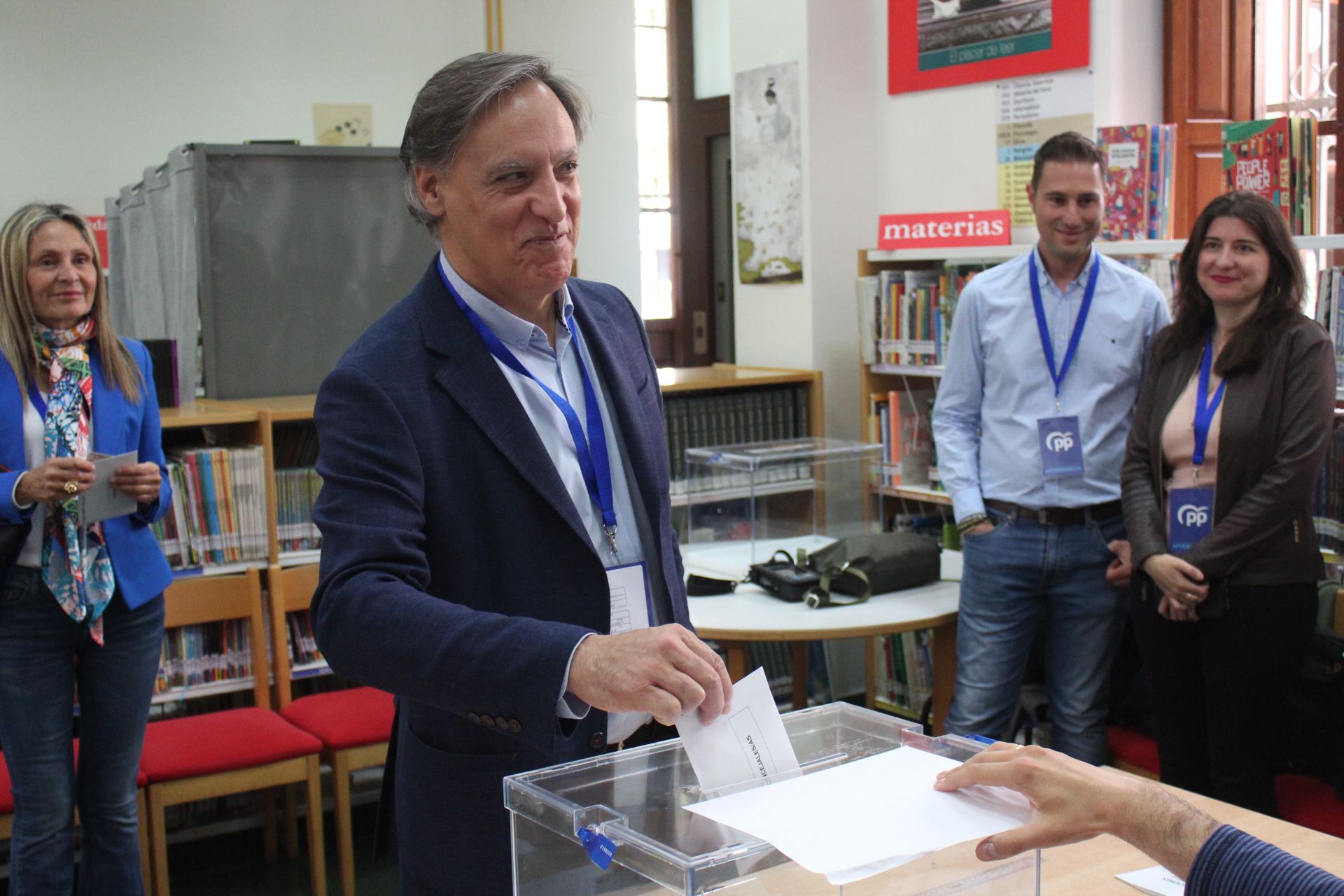 Carlos García Carbayo ejerce el derecho a voto