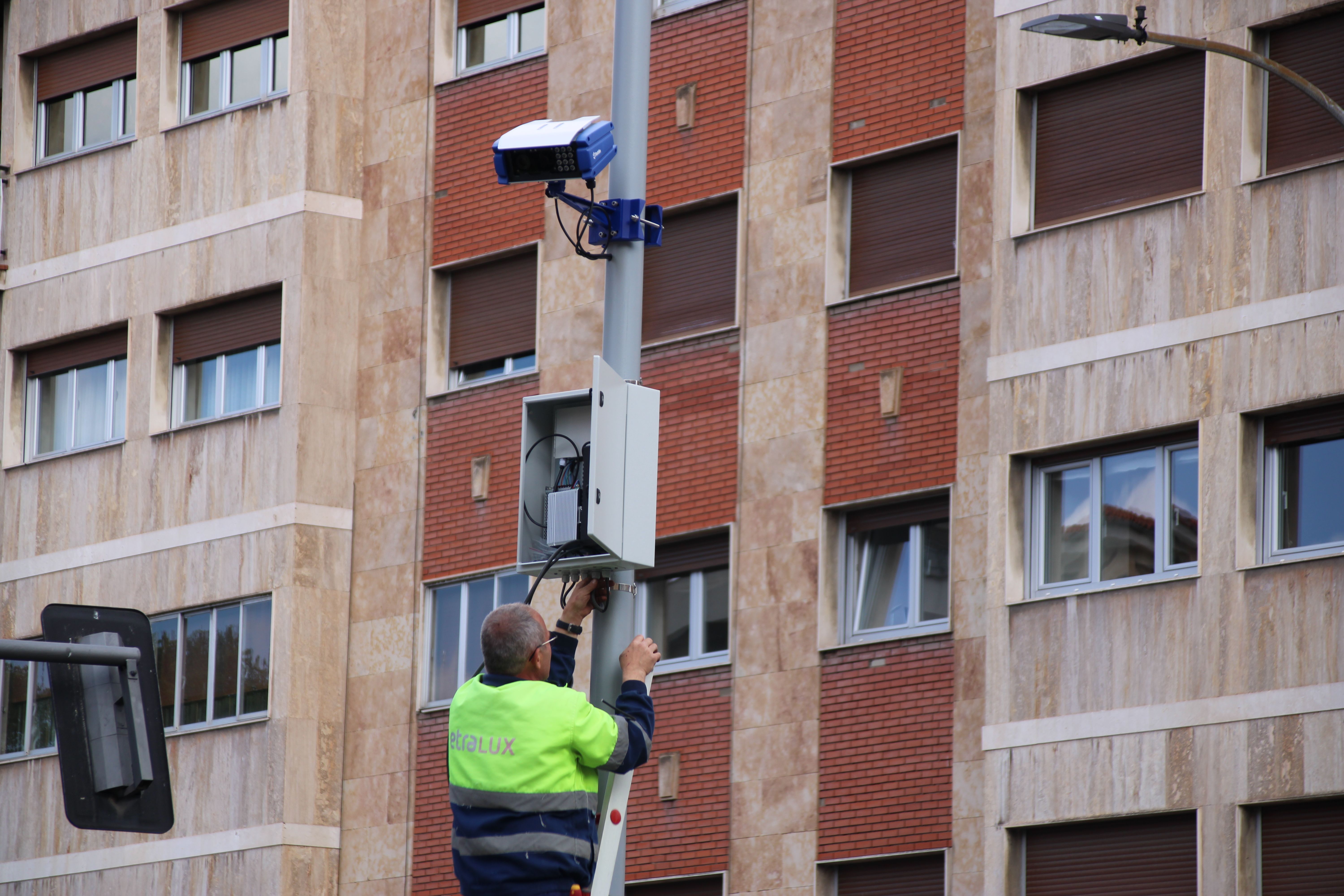 Trabajador instalando las cámaras del control de la ZBE (4)