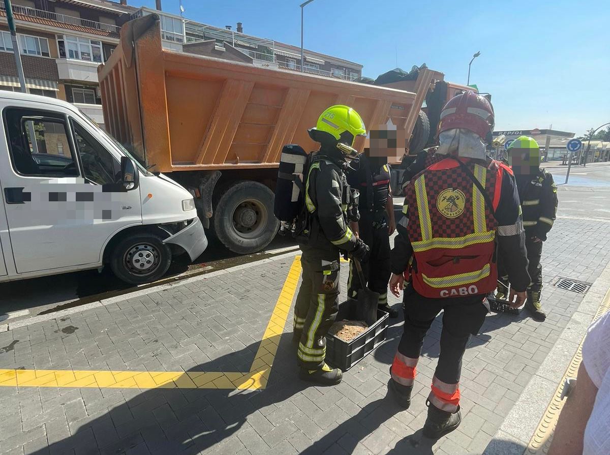 Accidente entre una furgoneta y un camión en la avenida Juan Pablo II