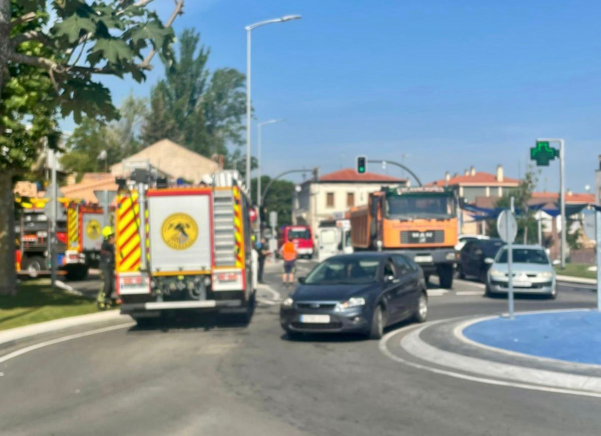 Accidente entre una furgoneta y un camión en la avenida Juan Pablo II