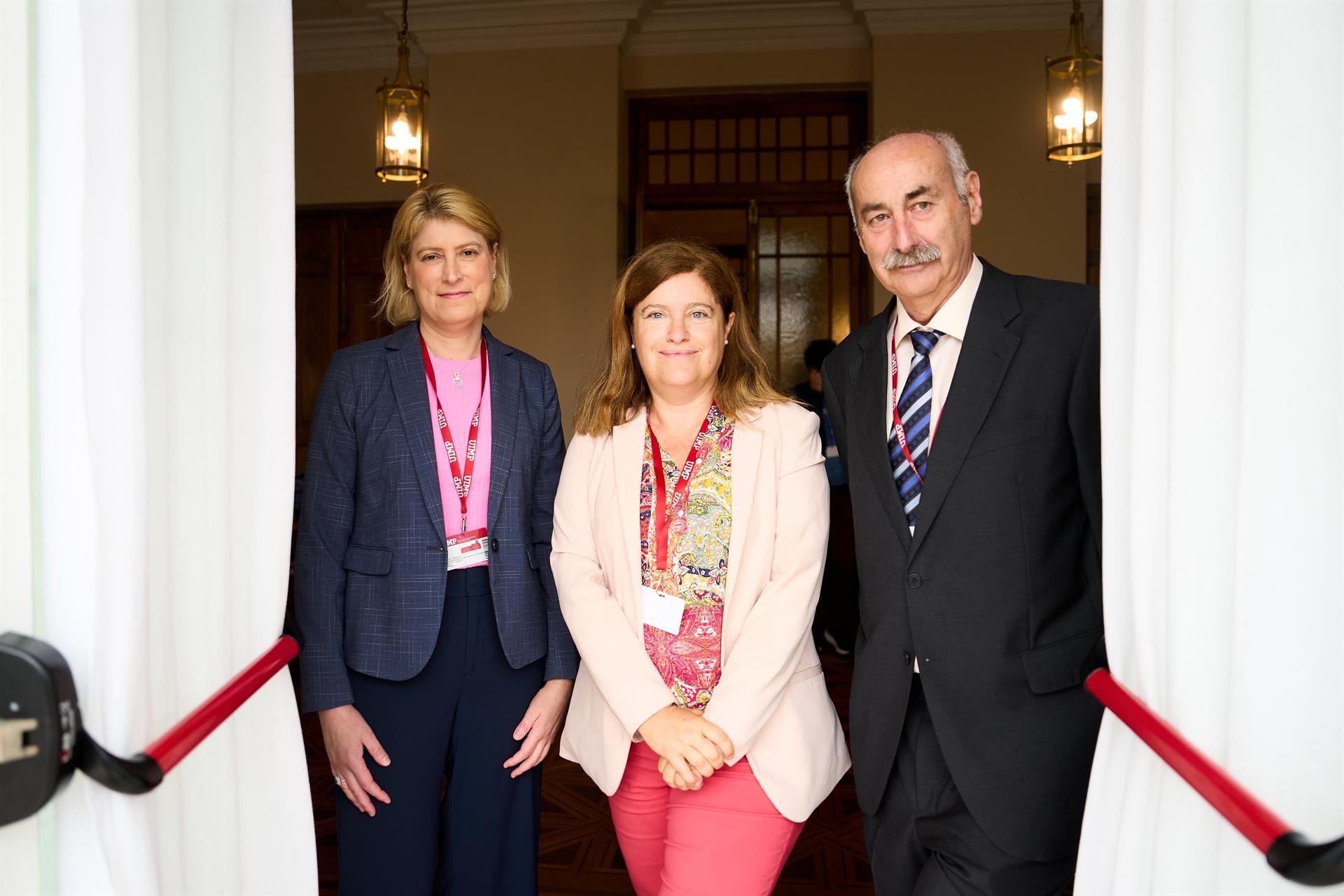 José Miguel López-Higuera, Susana Marcos (centro) y Mariana G. Figueiro (izda), participantes en el curso de la UIMP sobre fotónica en la salud y la medicina - UIMP/ JUANMA SERRANO