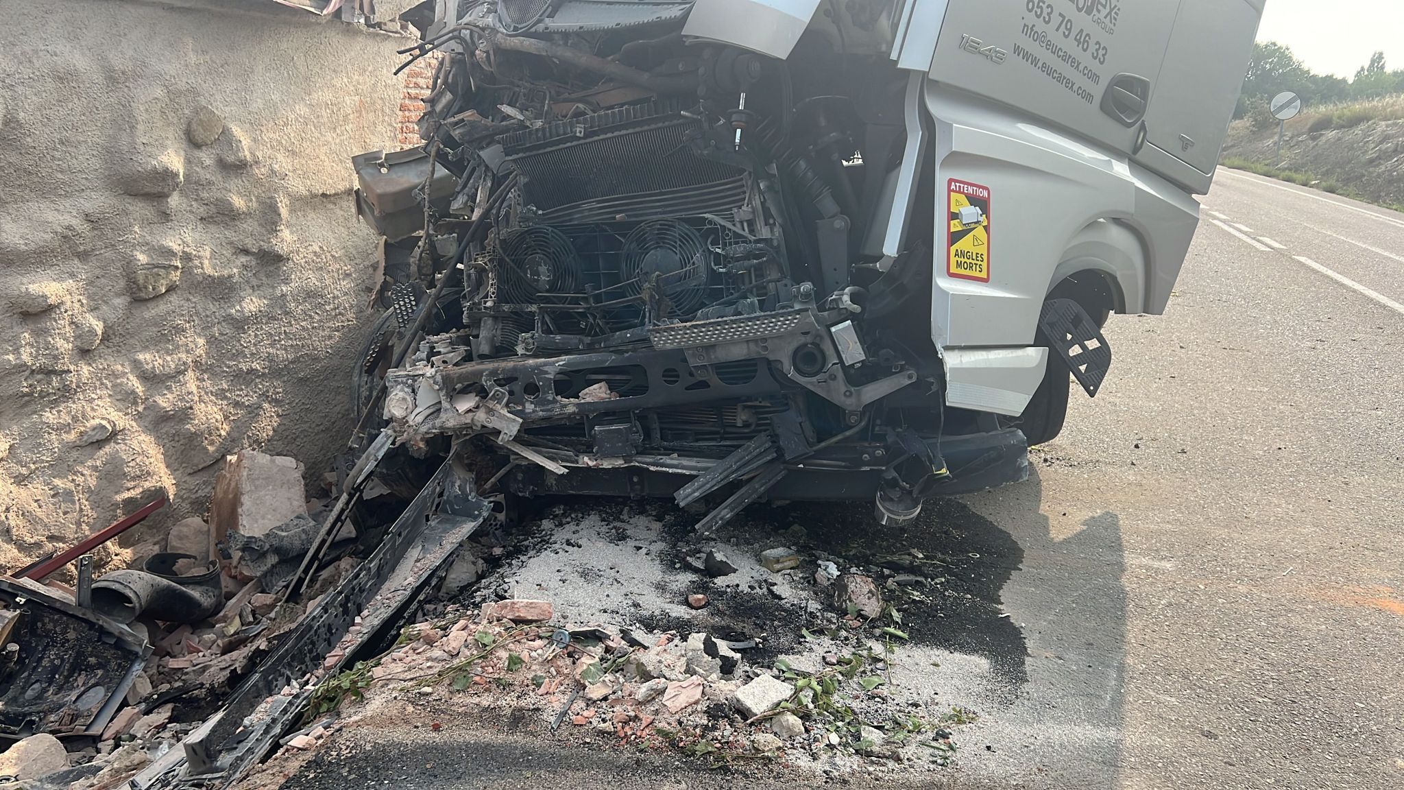 Un camión se empotra contra una vivienda en la carretera de Aldealengua (4)