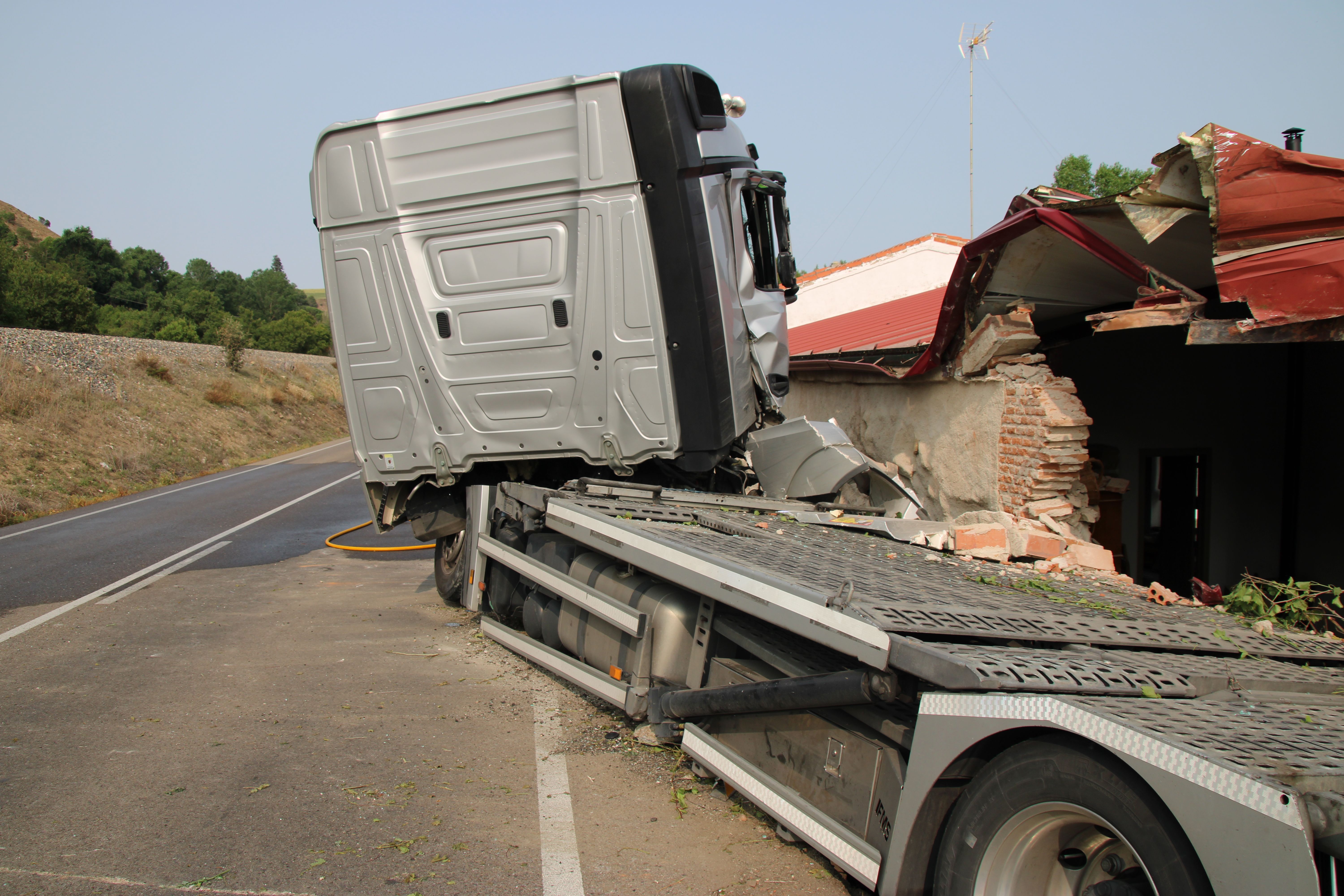 Un camión se empotra contra una vivienda en la carretera de Aldealengua 