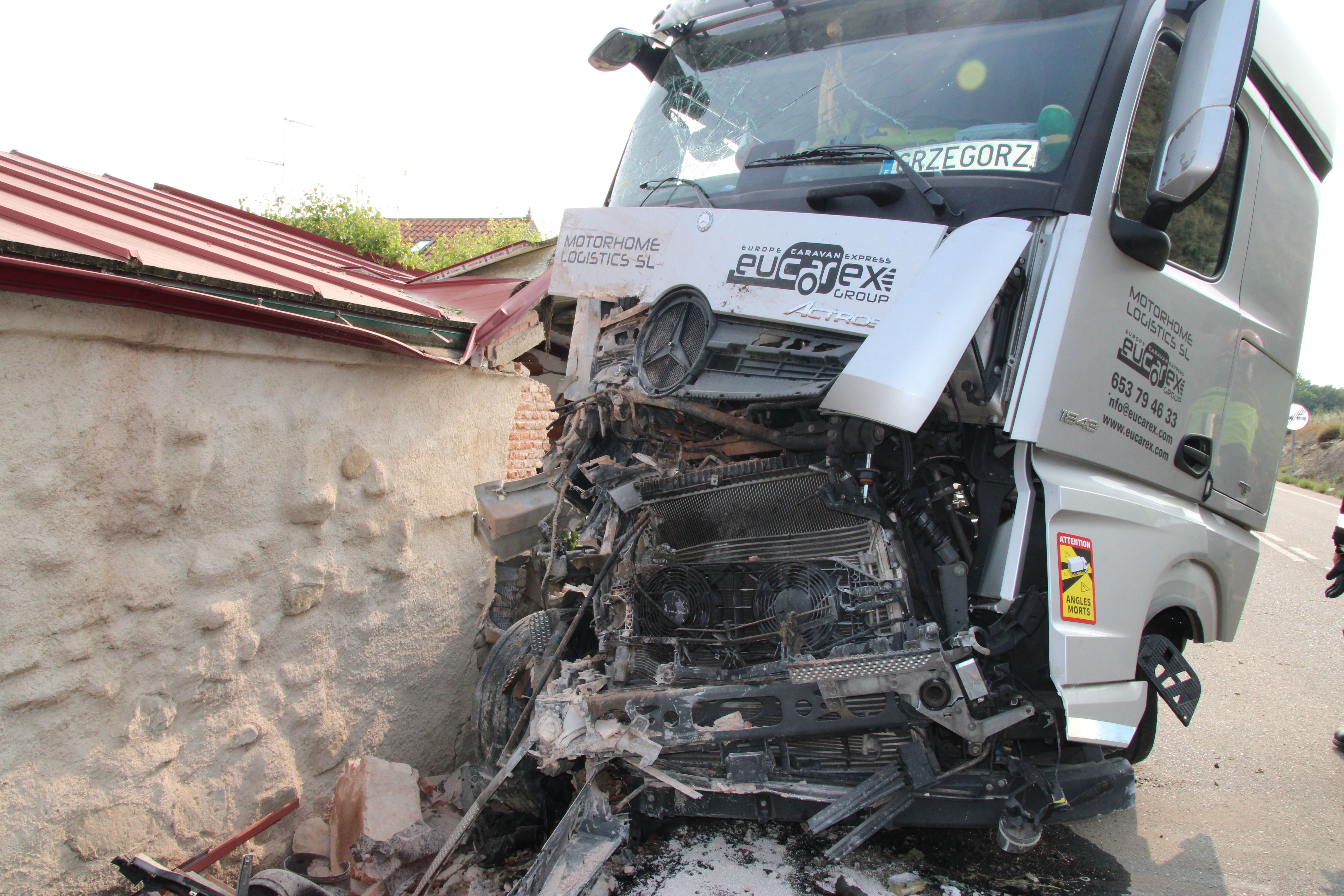 Un camión se empotra contra una vivienda en la carretera de Aldealengua 