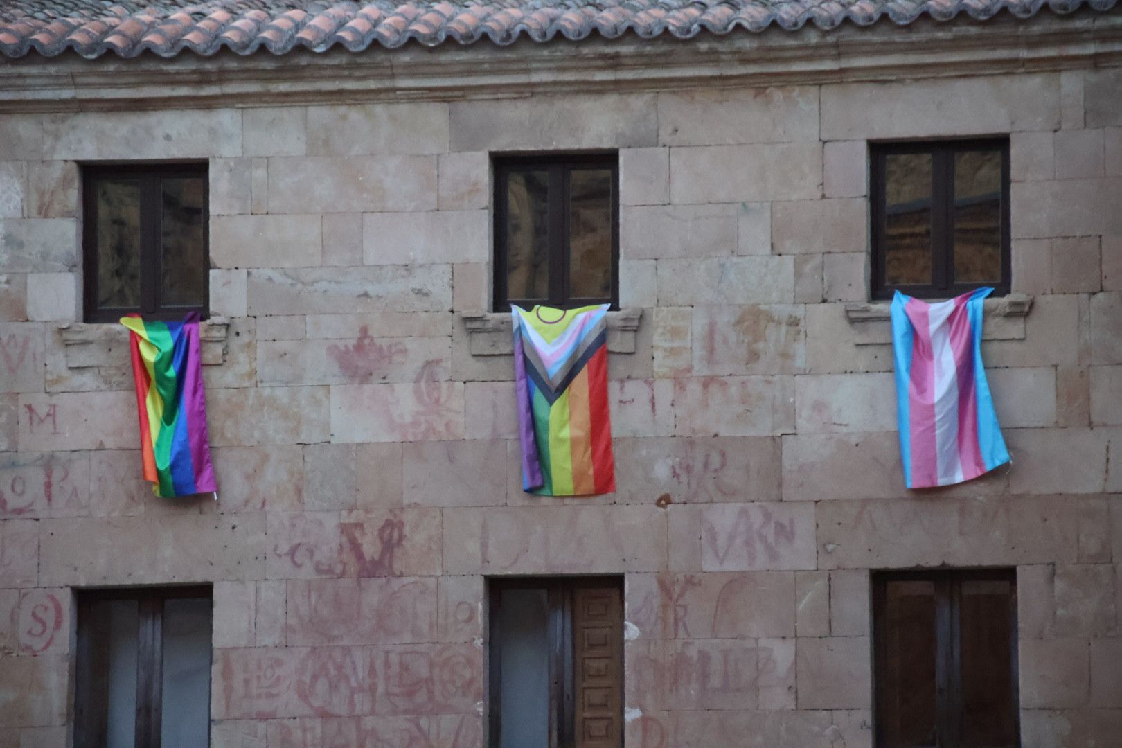 Iluminación de la fachada de la Universidad con la bandera LGTB