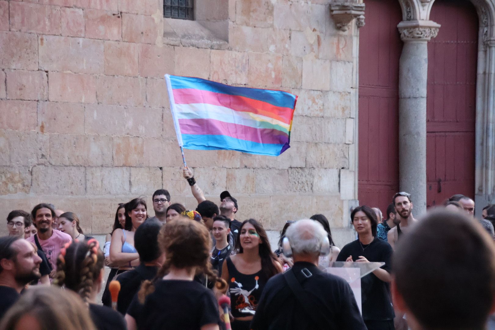 Iluminación de la fachada de la Universidad con la bandera LGTB
