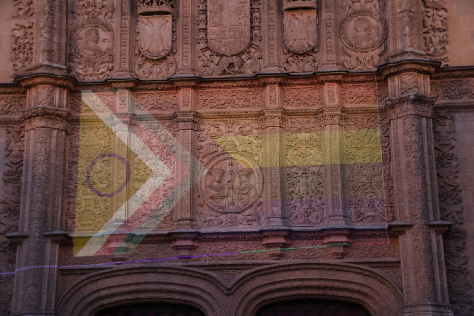 Iluminación de la fachada de la Universidad con la bandera LGTB