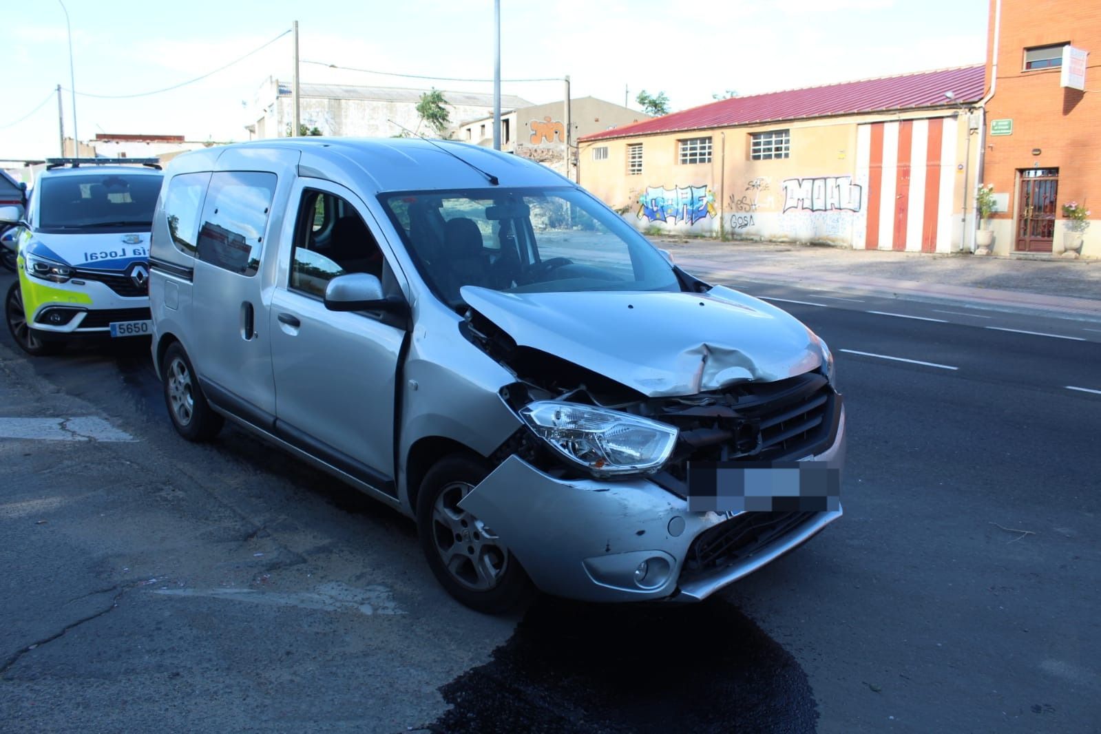 Accidente entre un turismo y una furgoneta en la avenida Gonzalo Torrente Ballester 