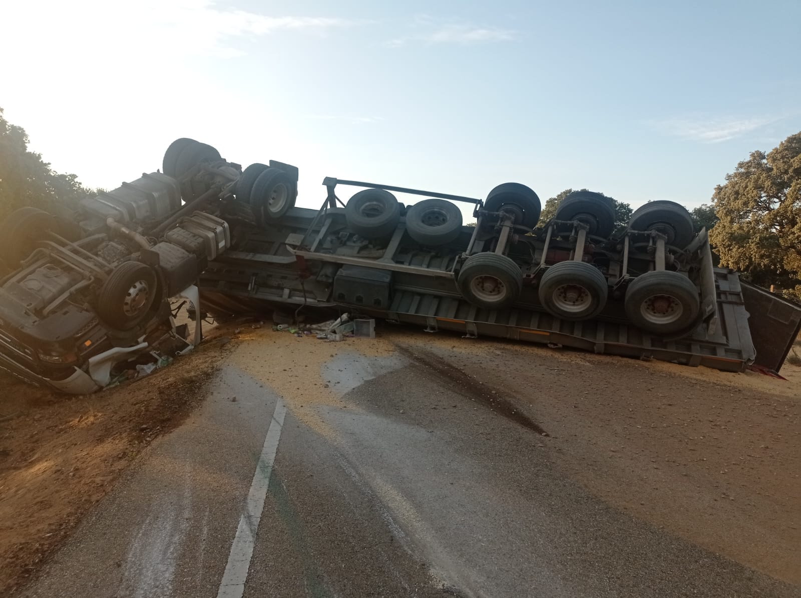 Accidente cambión carretera de la Fuente de san Esteban2. Foto Bomberos Vitigudino