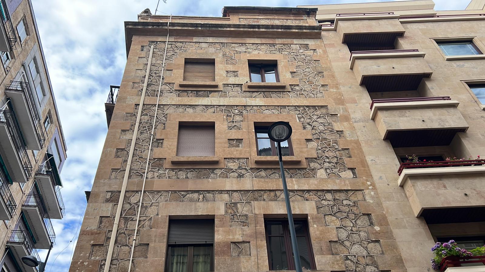 Desprendimiento de cascotes en un edificio de la calle Bernardo Martín Pérez