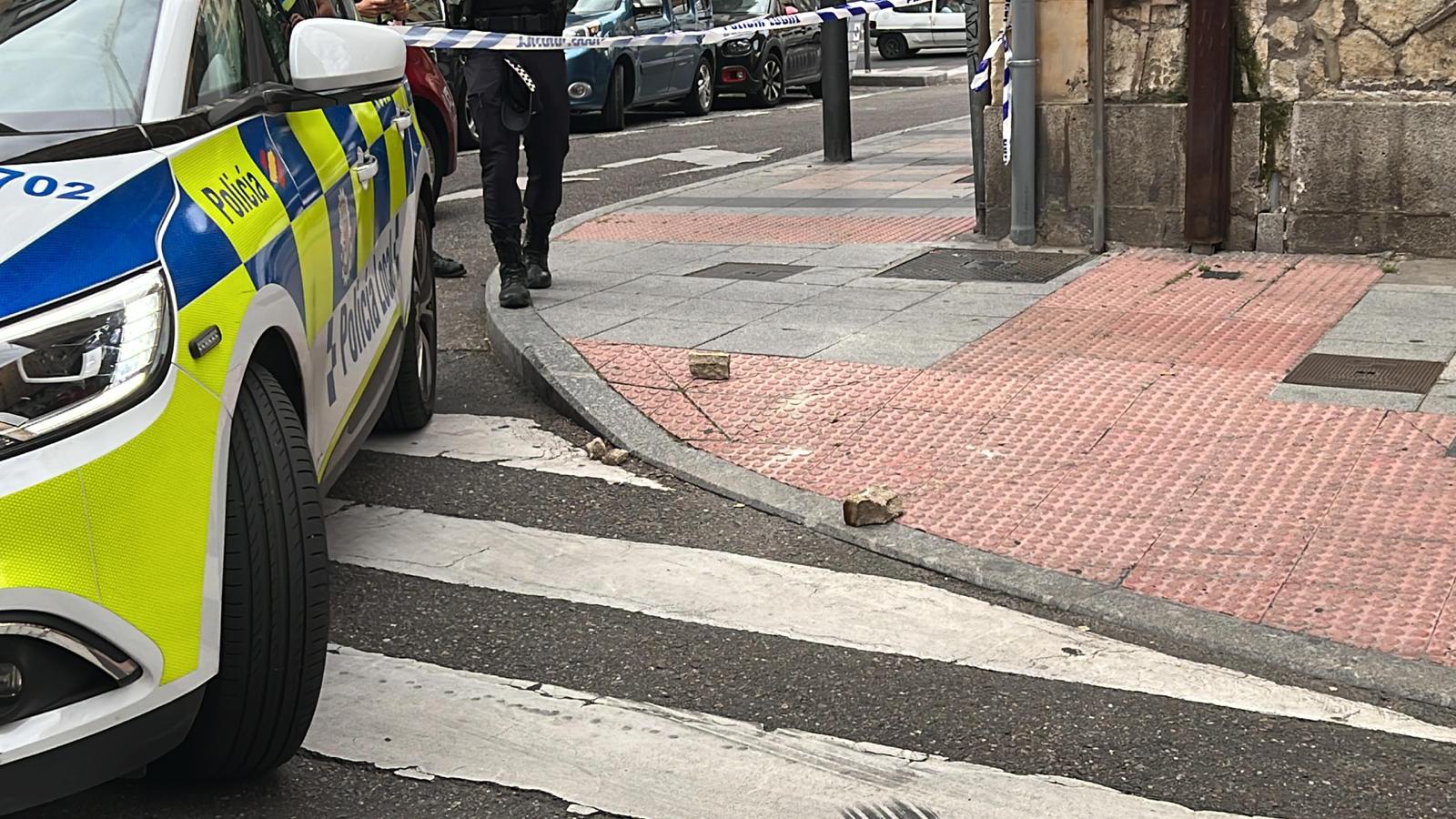 Desprendimiento de cascotes en un edificio de la calle Bernardo Martín Pérez