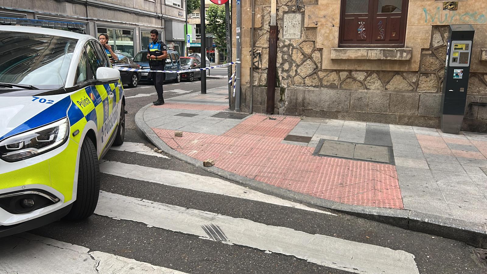 Desprendimiento de cascotes en un edificio de la calle Bernardo Martín Pérez