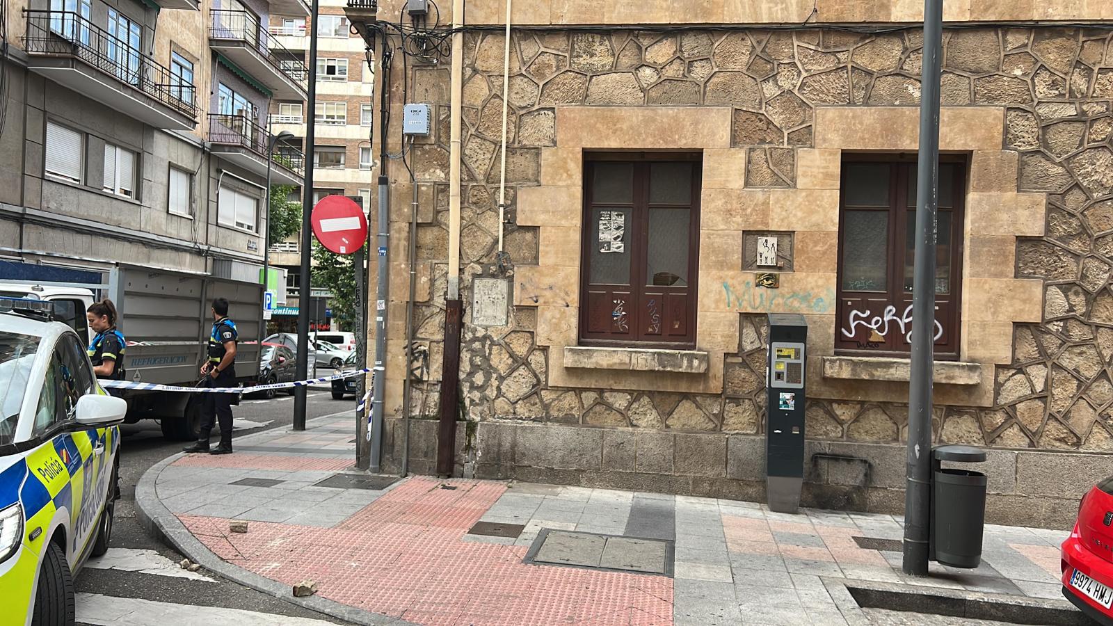 Desprendimiento de cascotes en un edificio de la calle Bernardo Martín Pérez