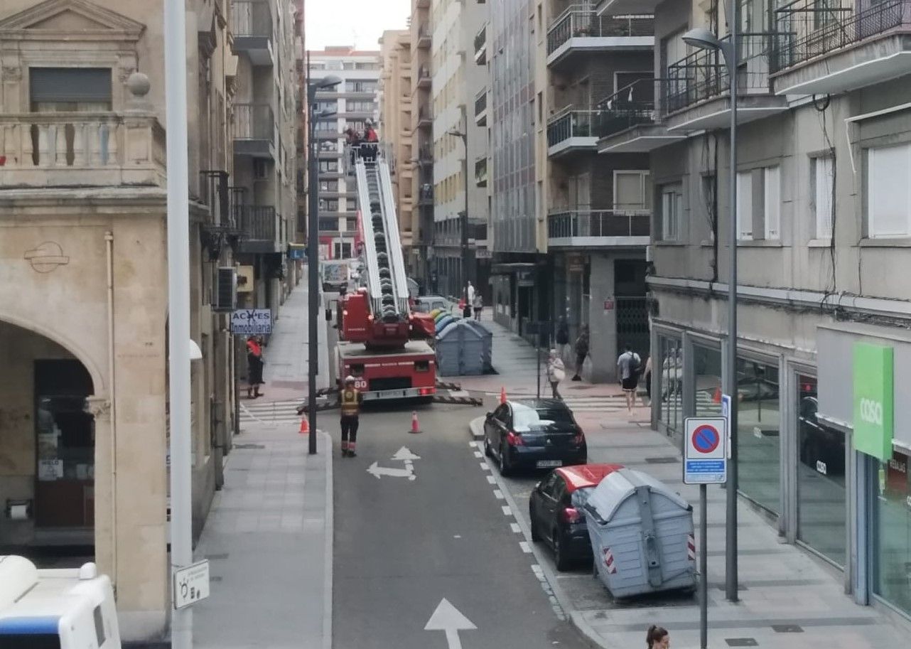 Desprendimiento de cascotes en un edificio de la calle Bernardo Martín Pérez (3)