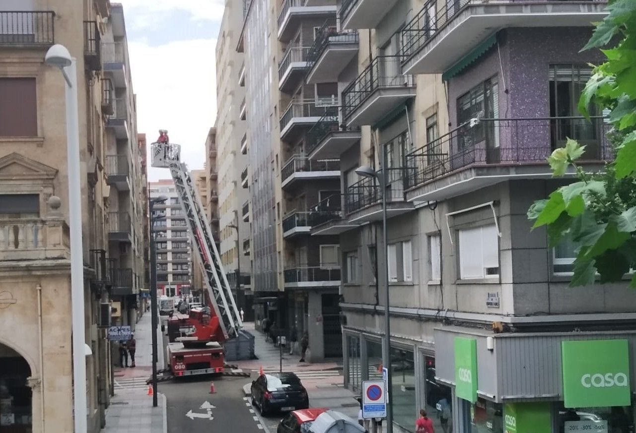 Desprendimiento de cascotes en un edificio de la calle Bernardo Martín Pérez (2)