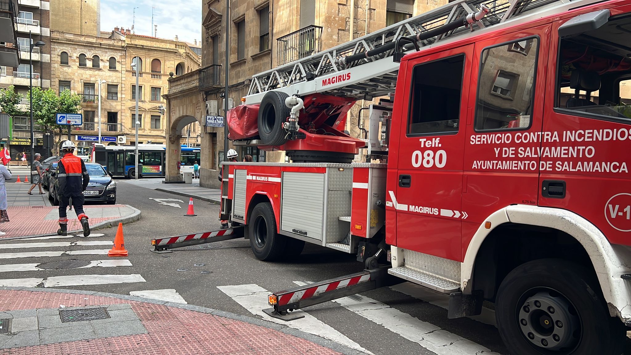 GALERÍA | Desprendimiento de cascotes en un edificio de la calle Bernardo Martín Pérez