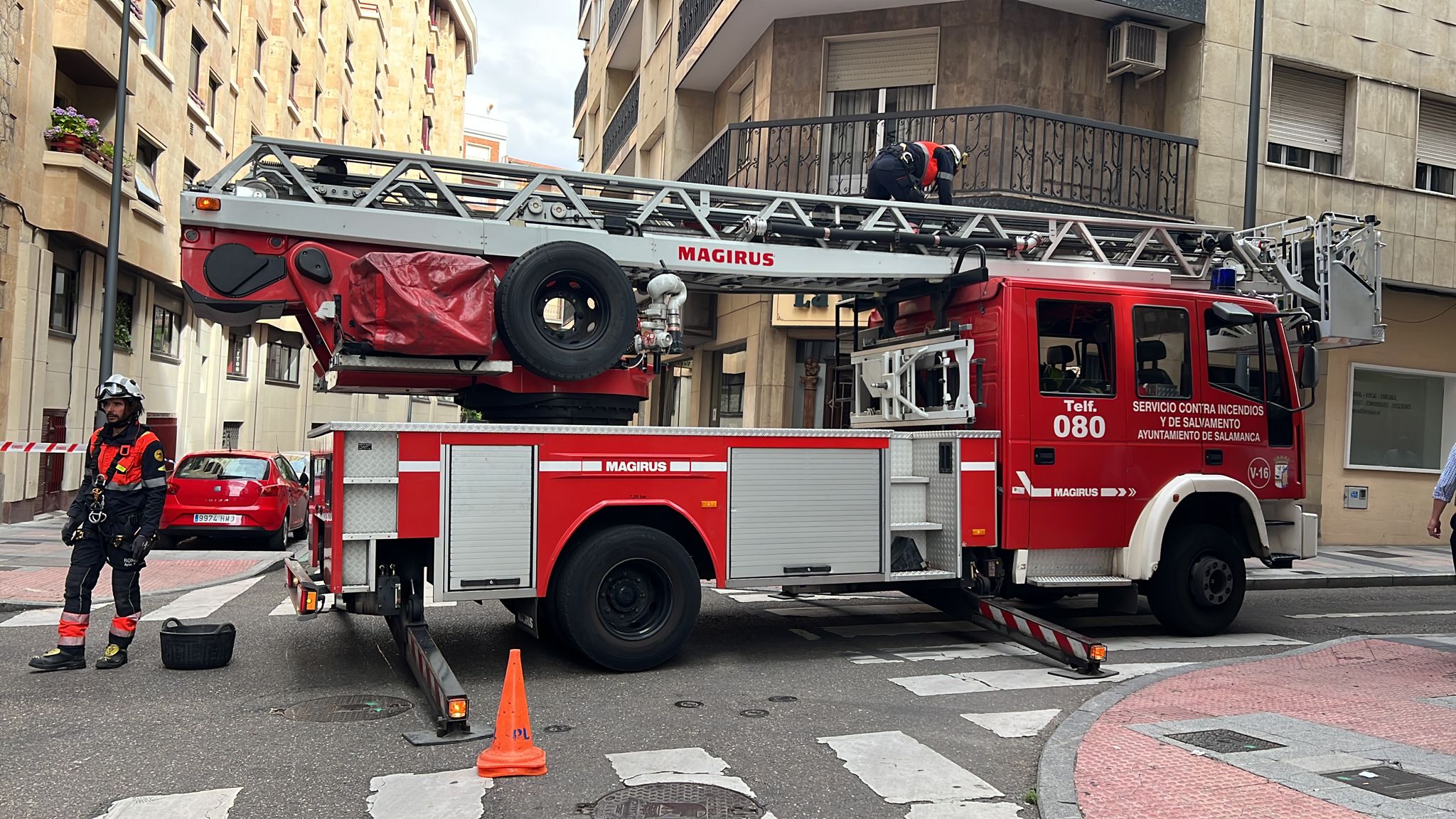 GALERÍA | Desprendimiento de cascotes en un edificio de la calle Bernardo Martín Pérez