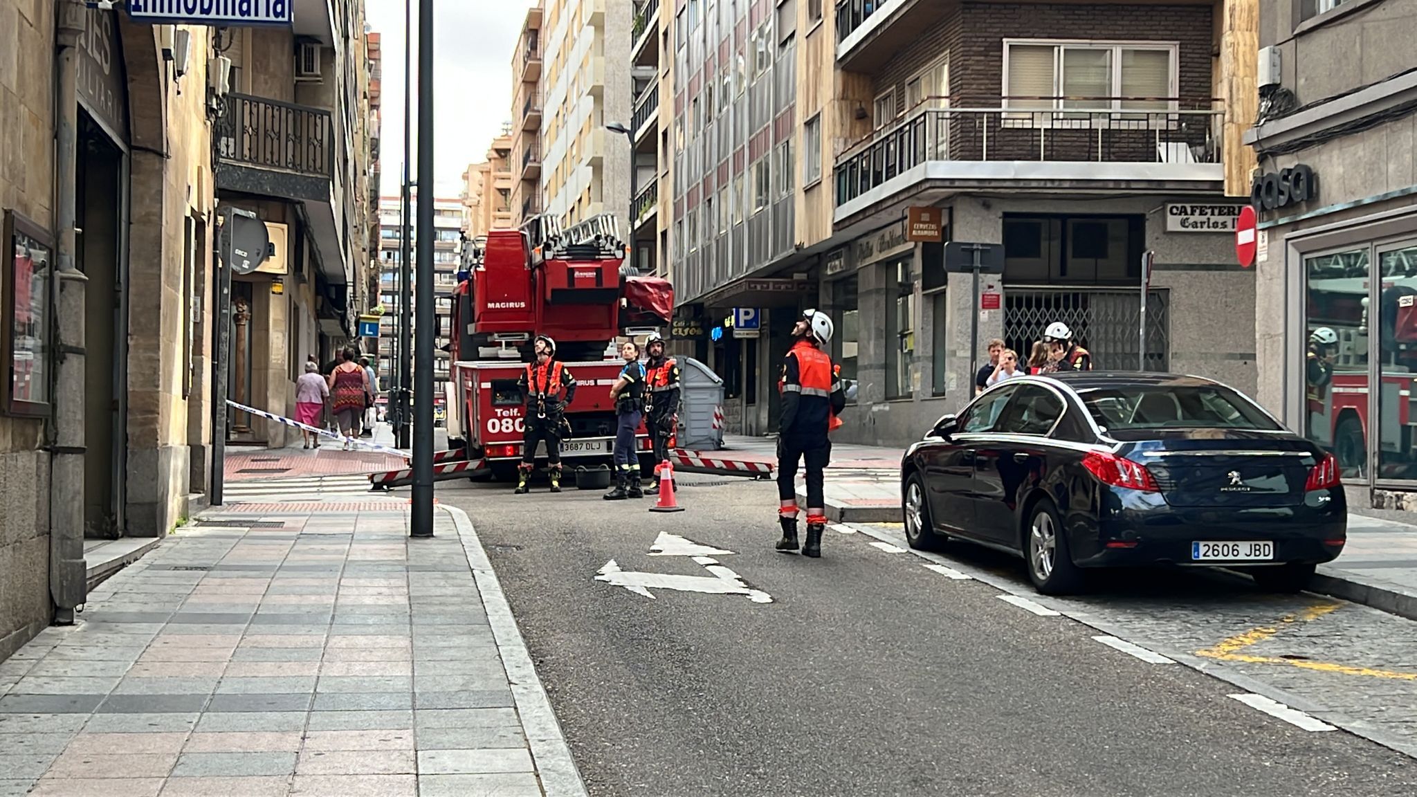 GALERÍA | Desprendimiento de cascotes en un edificio de la calle Bernardo Martín Pérez