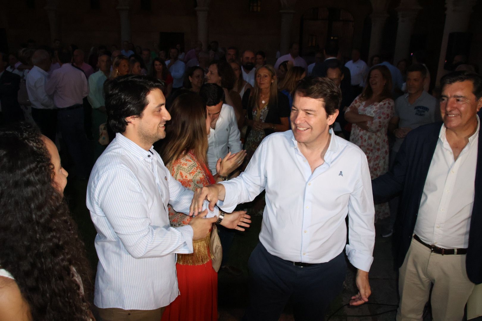 Alfonso Fernandez Mañueco,  Carlos García Carbayo, y José Antonio Bermúdez de Castro, intervienen en un acto con afiliados y simpatizantes