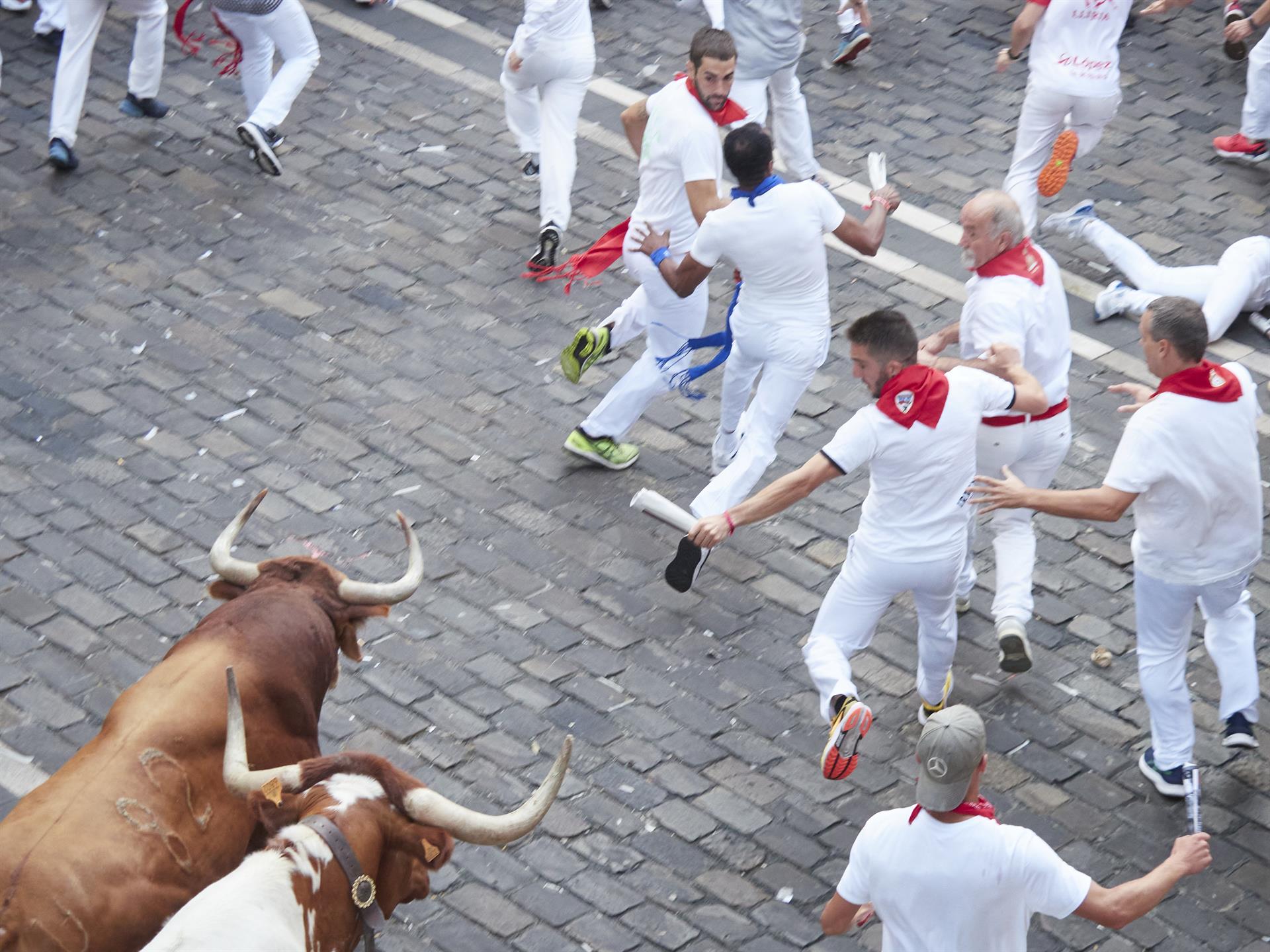 Los toros de la ganadería gaditana de Cebada Gago han protagonizado este domingo un peligroso tercer encierro de Sanfermines, 9 de julio de 2023. Foto EP