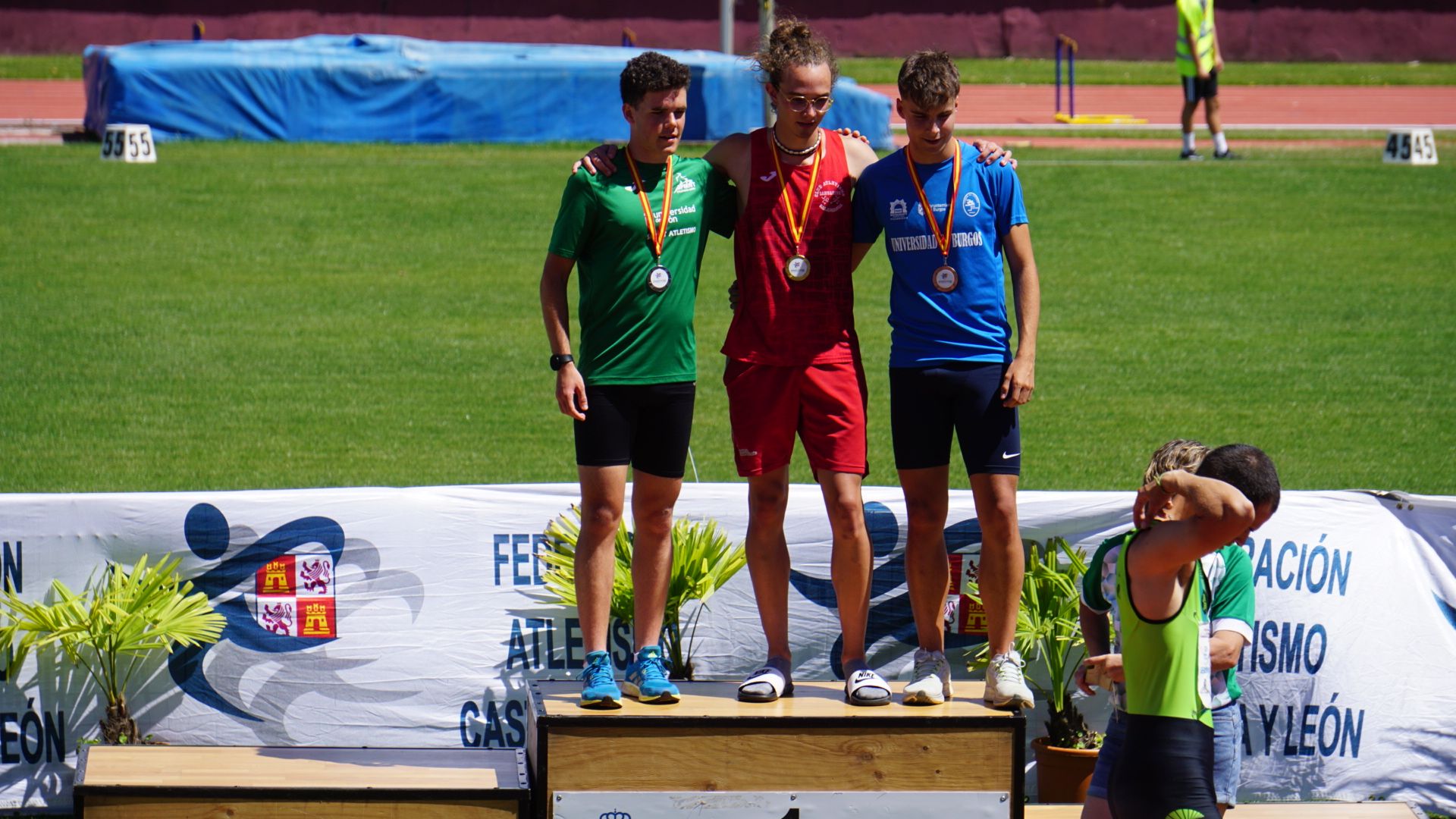 El atleta salmantino Iván Martín Nieto se alza con la medalla de oro en las pruebas de los 400 metros vallas en Segovia