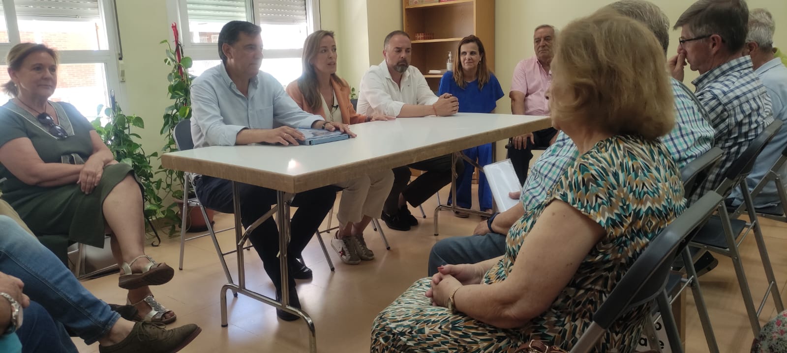 Reunión de Carmen Navarro y los candidatos populares con FAMASA