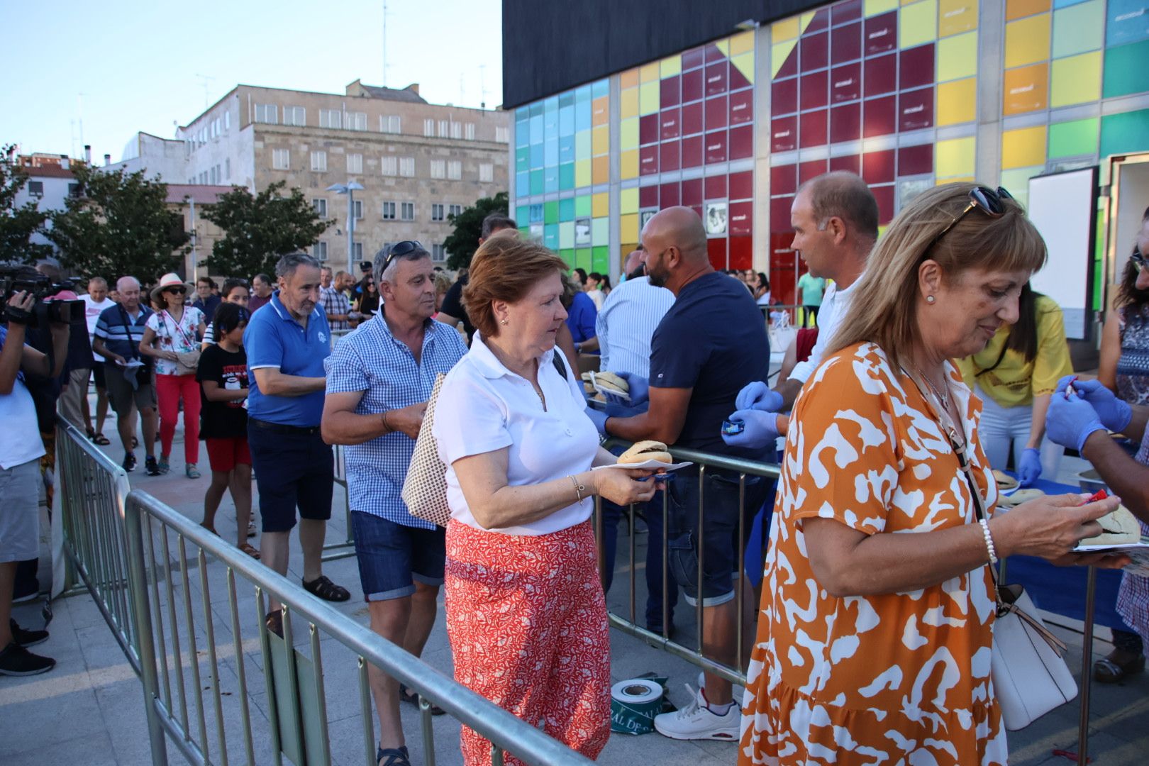 Unión por la ganadería reparte hamburguesas como protesta